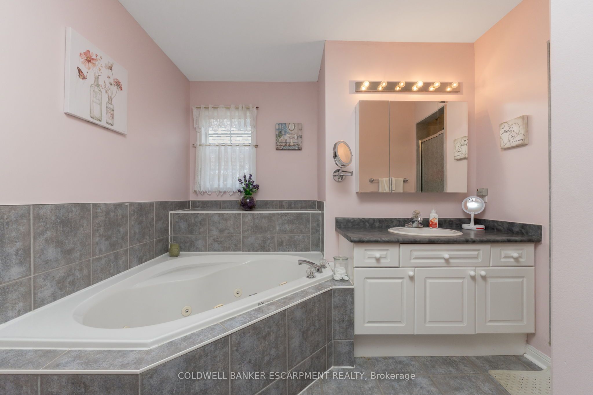 593 Caverhill Crescent Property Photo 30
