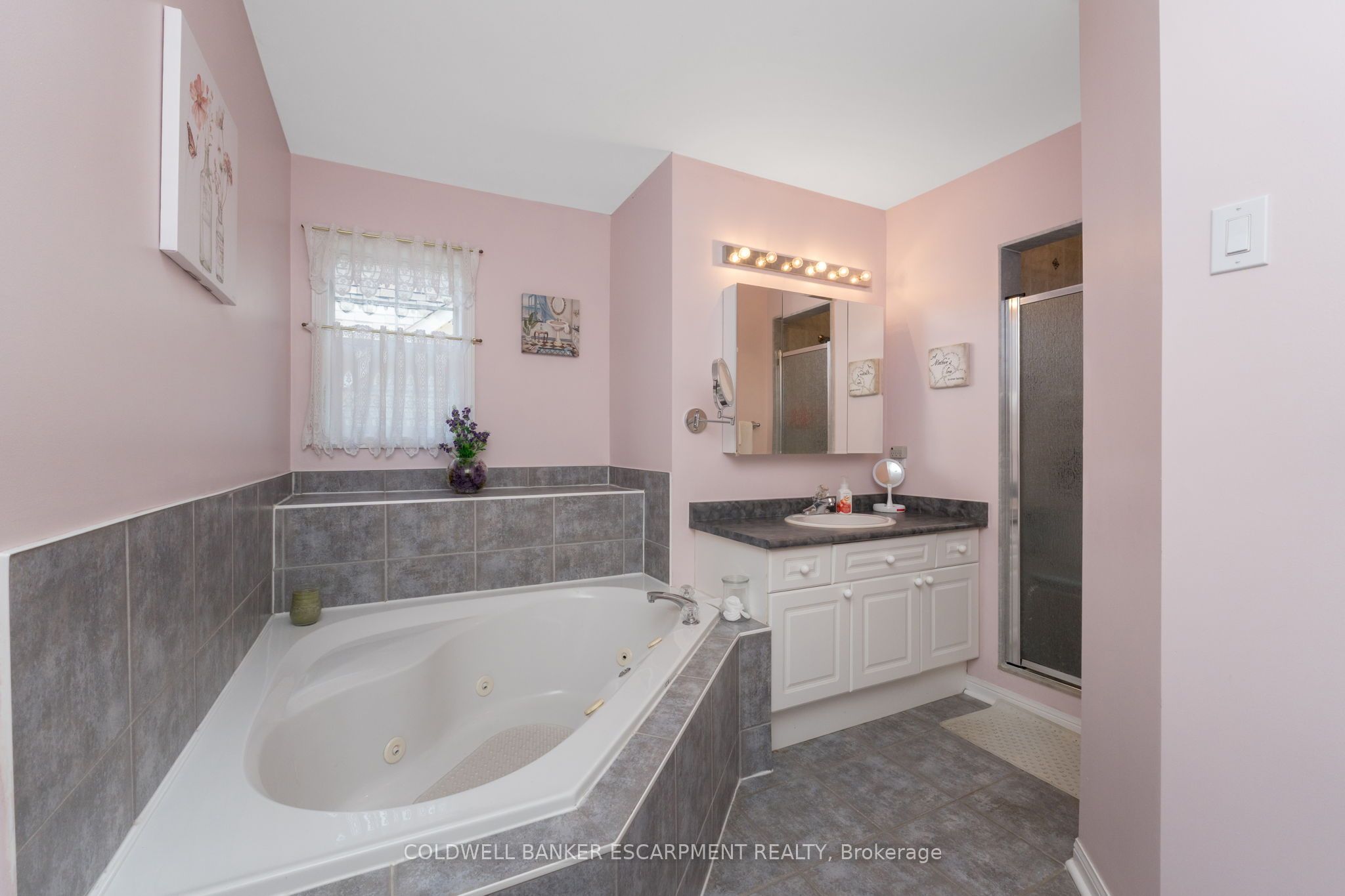 593 Caverhill Crescent Property Photo 32