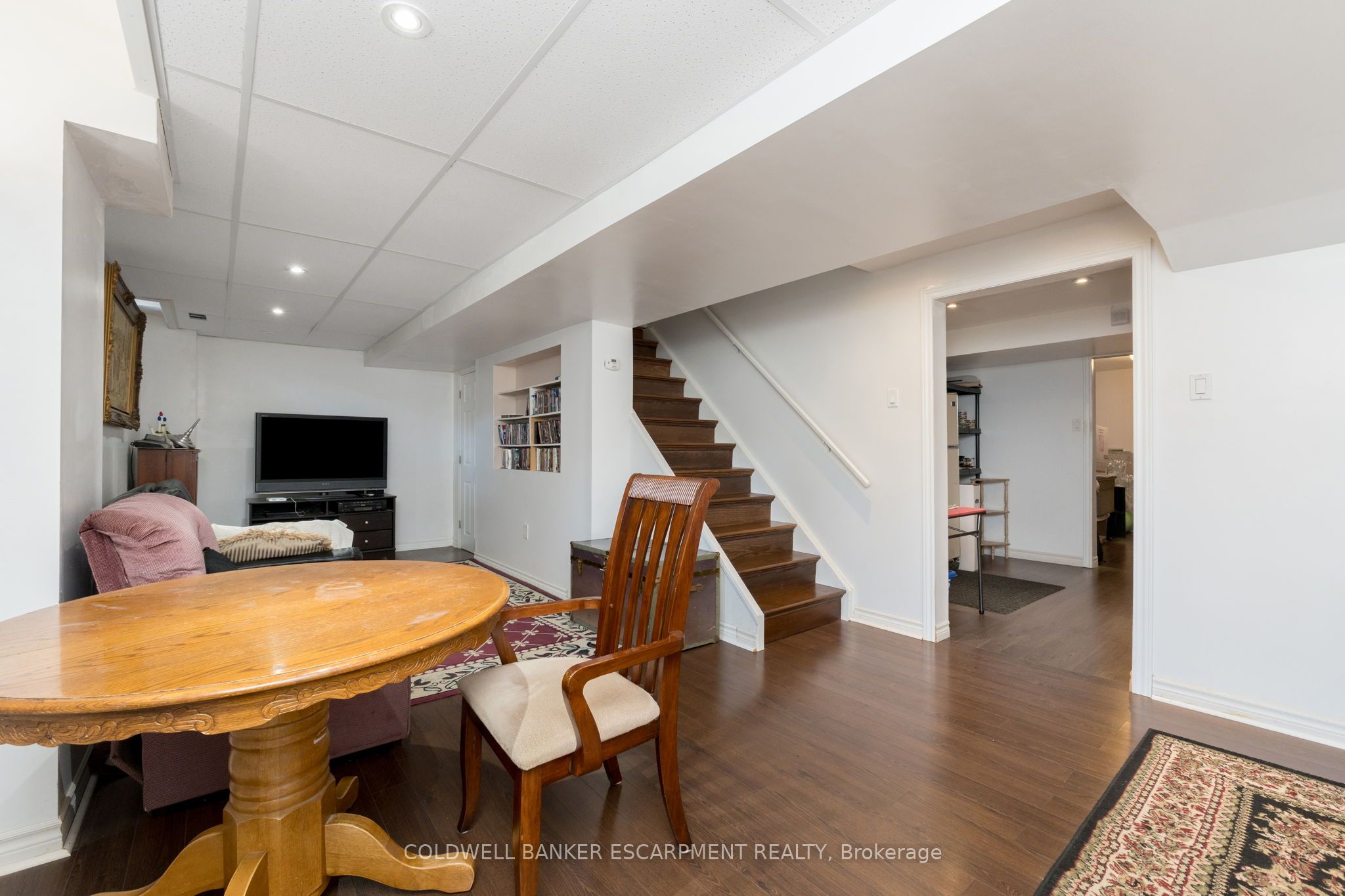 593 Caverhill Crescent Property Photo 34