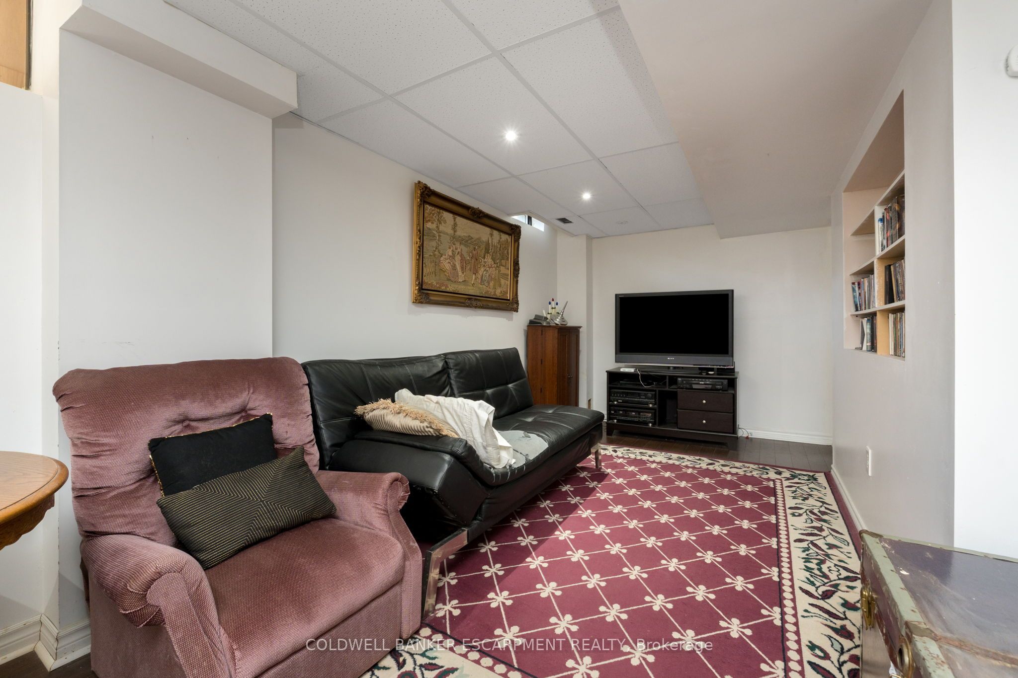 593 Caverhill Crescent Property Photo 36