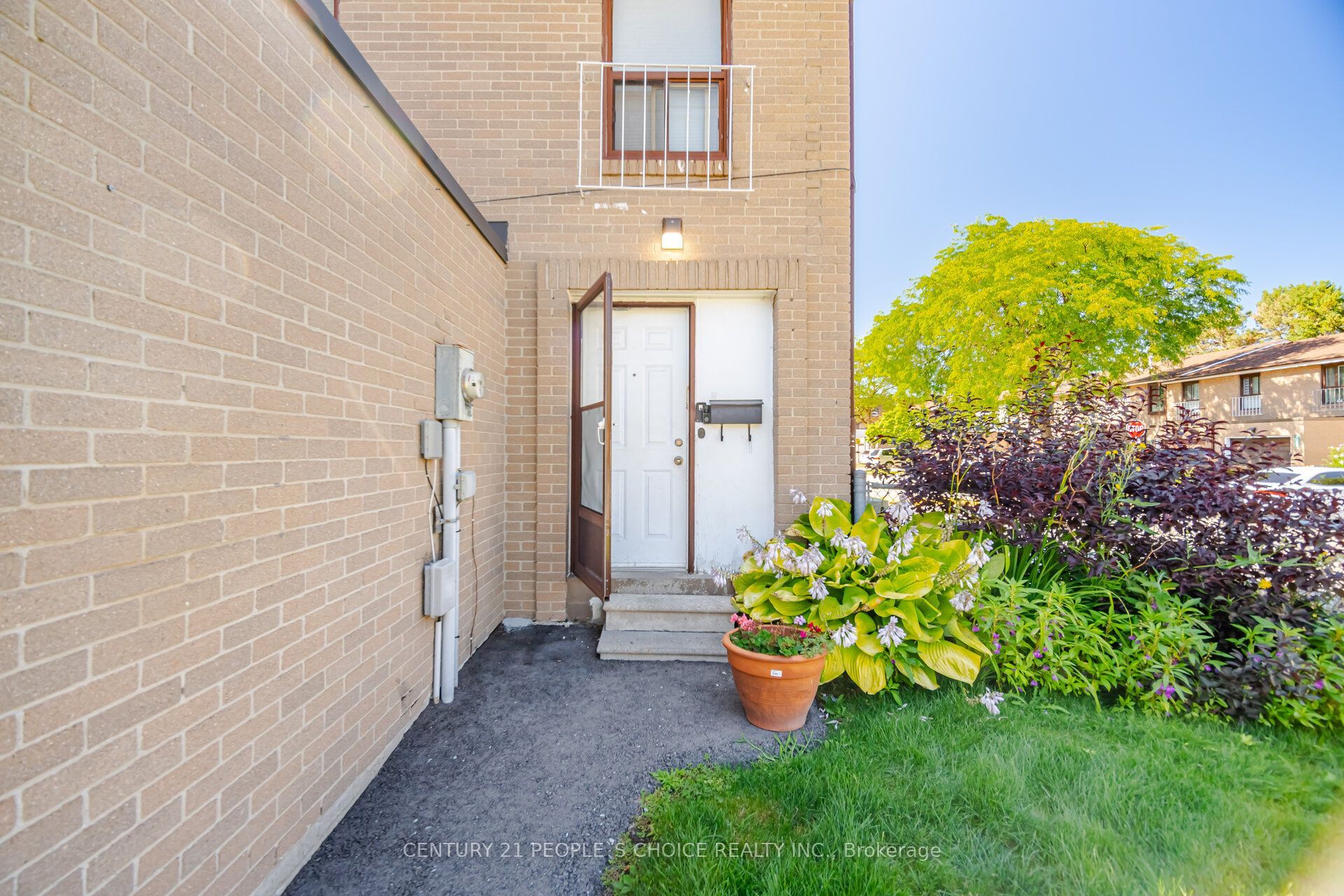 79 Fleetwood Crescent Property Photo 5