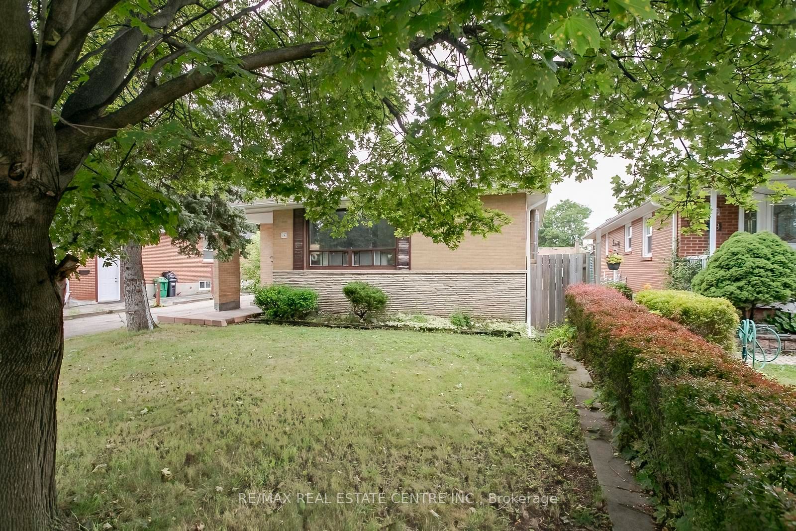 16 Mclaughlin Road N Property Photo 1