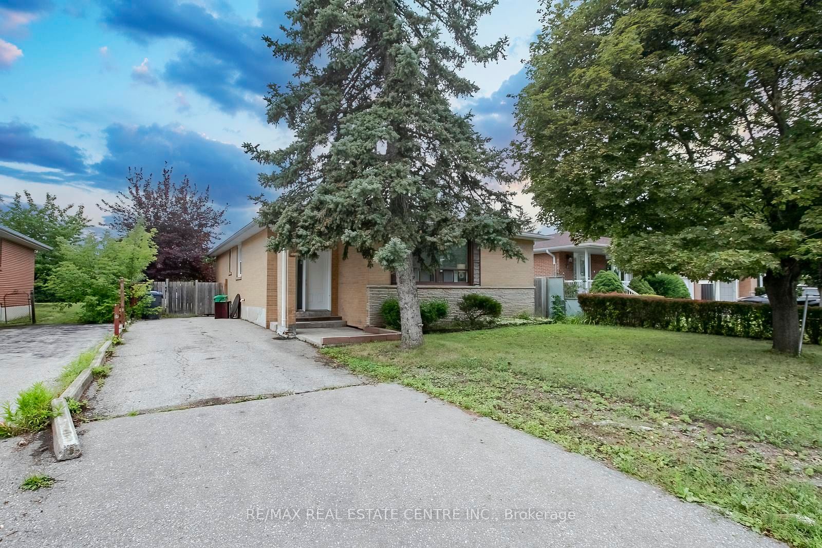 16 Mclaughlin Road N Property Photo 2