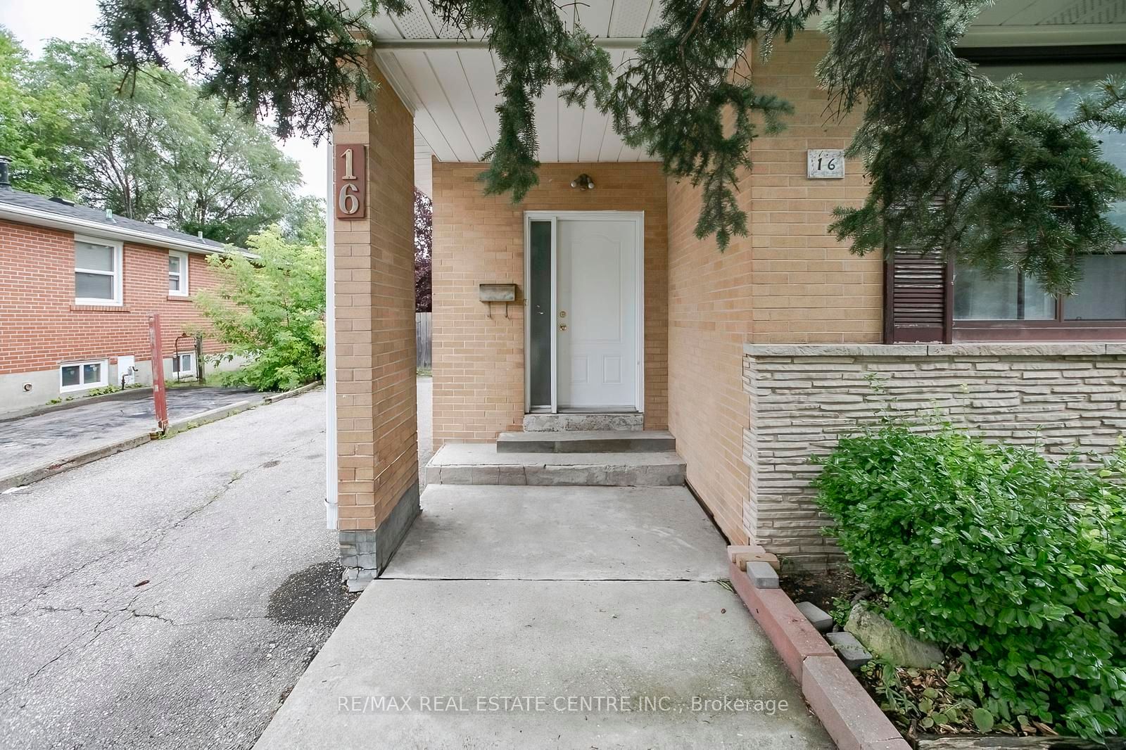 16 Mclaughlin Road N Property Photo 4