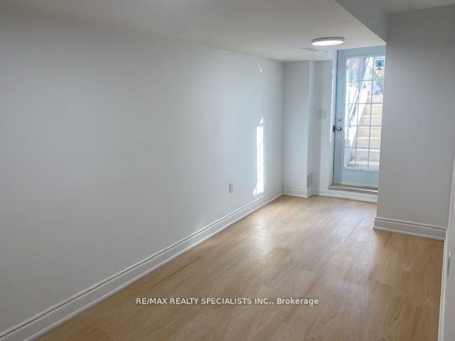 886 Francine Crescent Lower Property Photo 1
