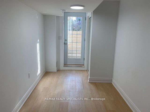 886 Francine Crescent Lower Property Photo 2