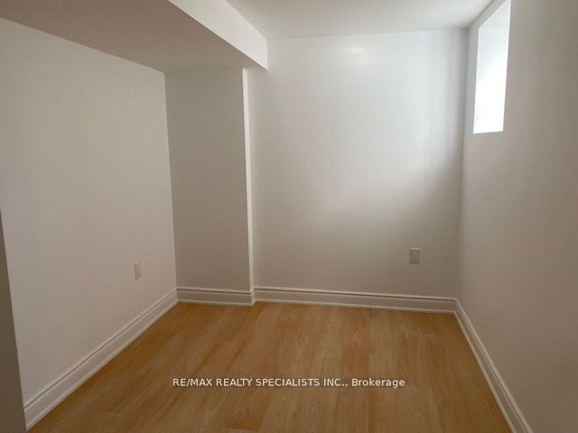 886 Francine Crescent Lower Property Photo 3