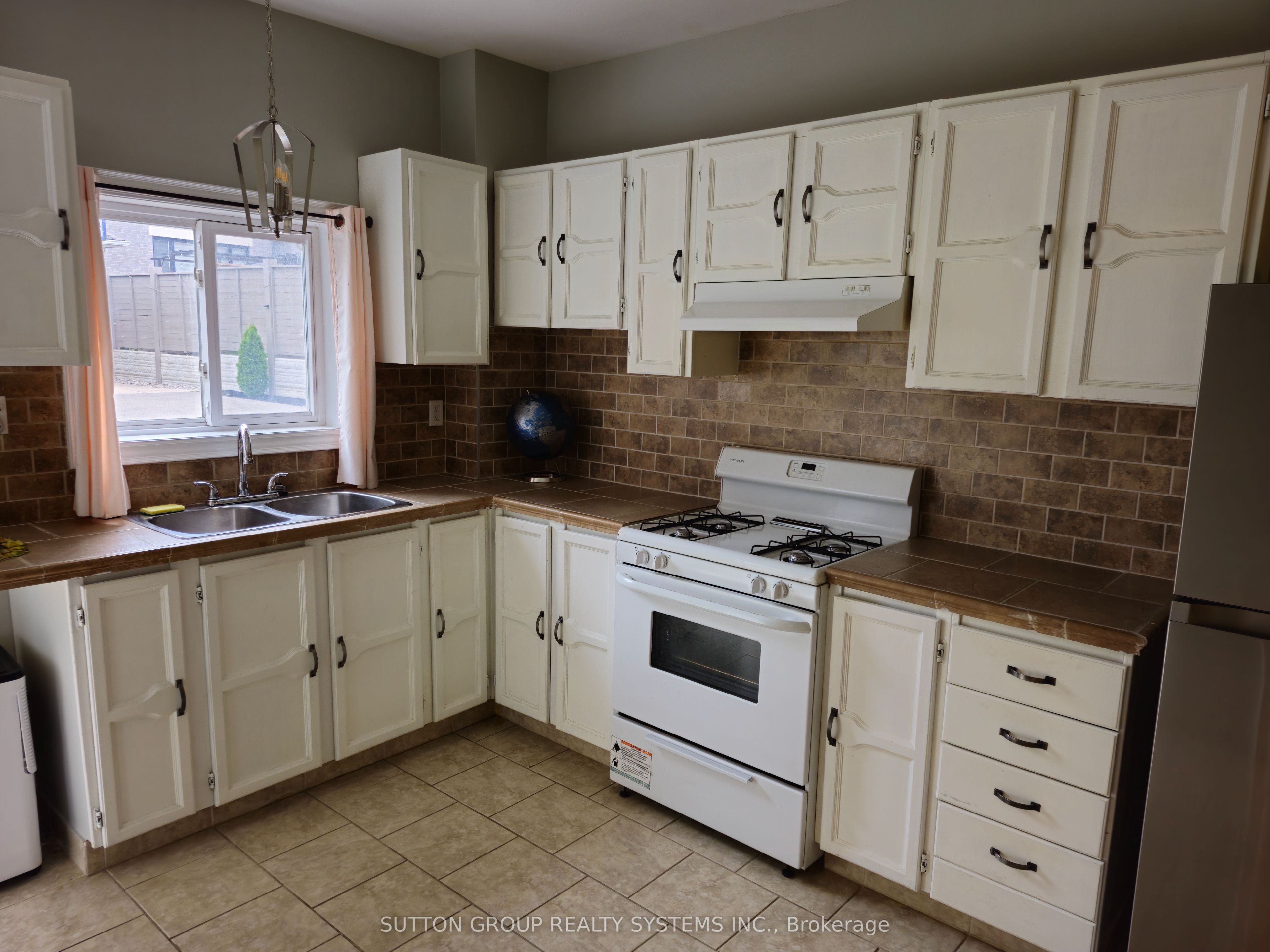 8879 Heritage Road Main Level Property Photo 4