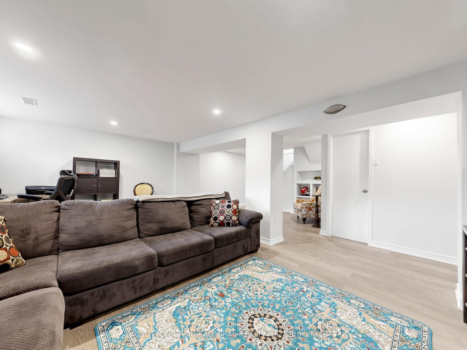 1864 Hindhead Road Property Photo 27
