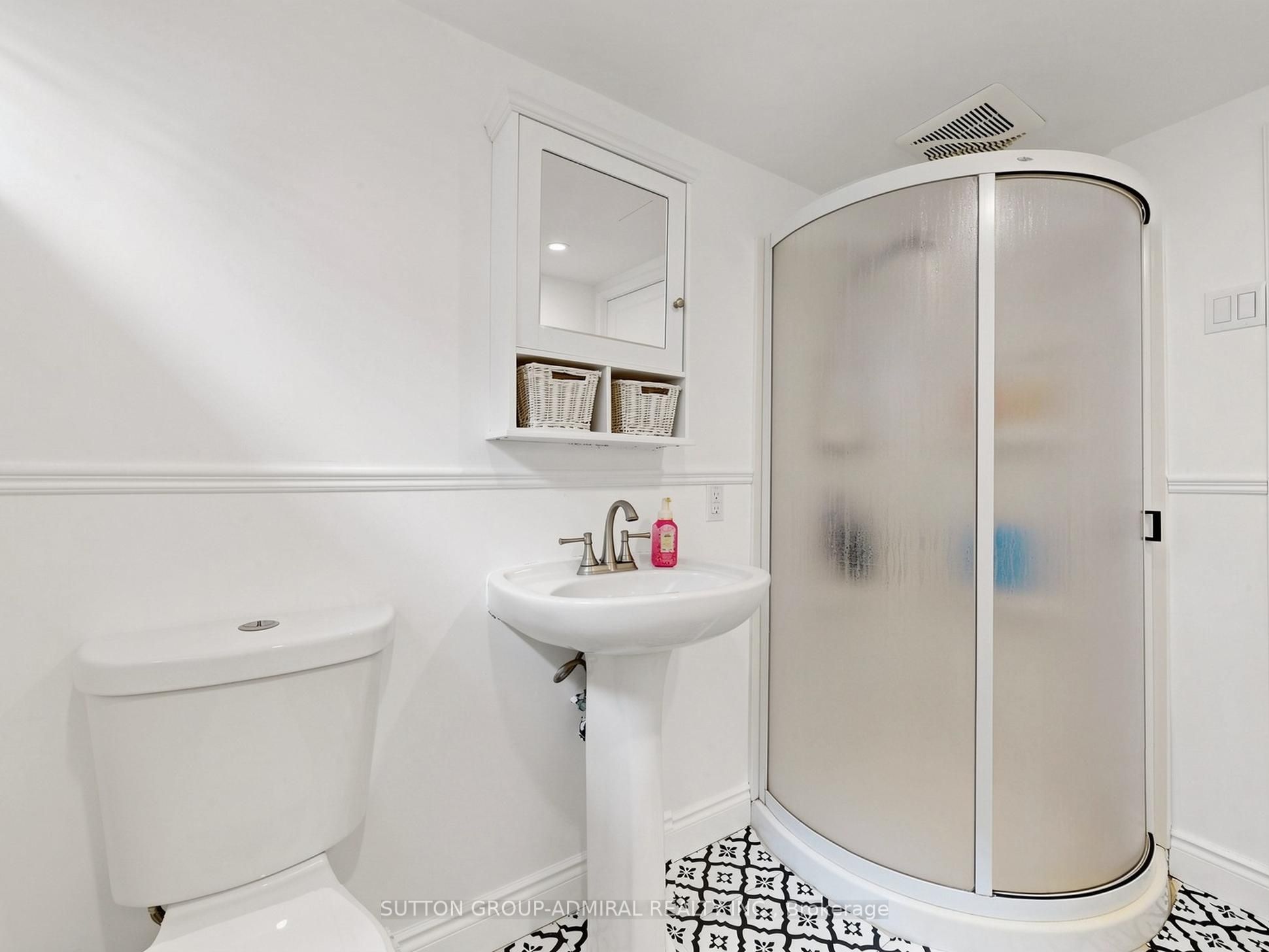 1864 Hindhead Road Property Photo 32