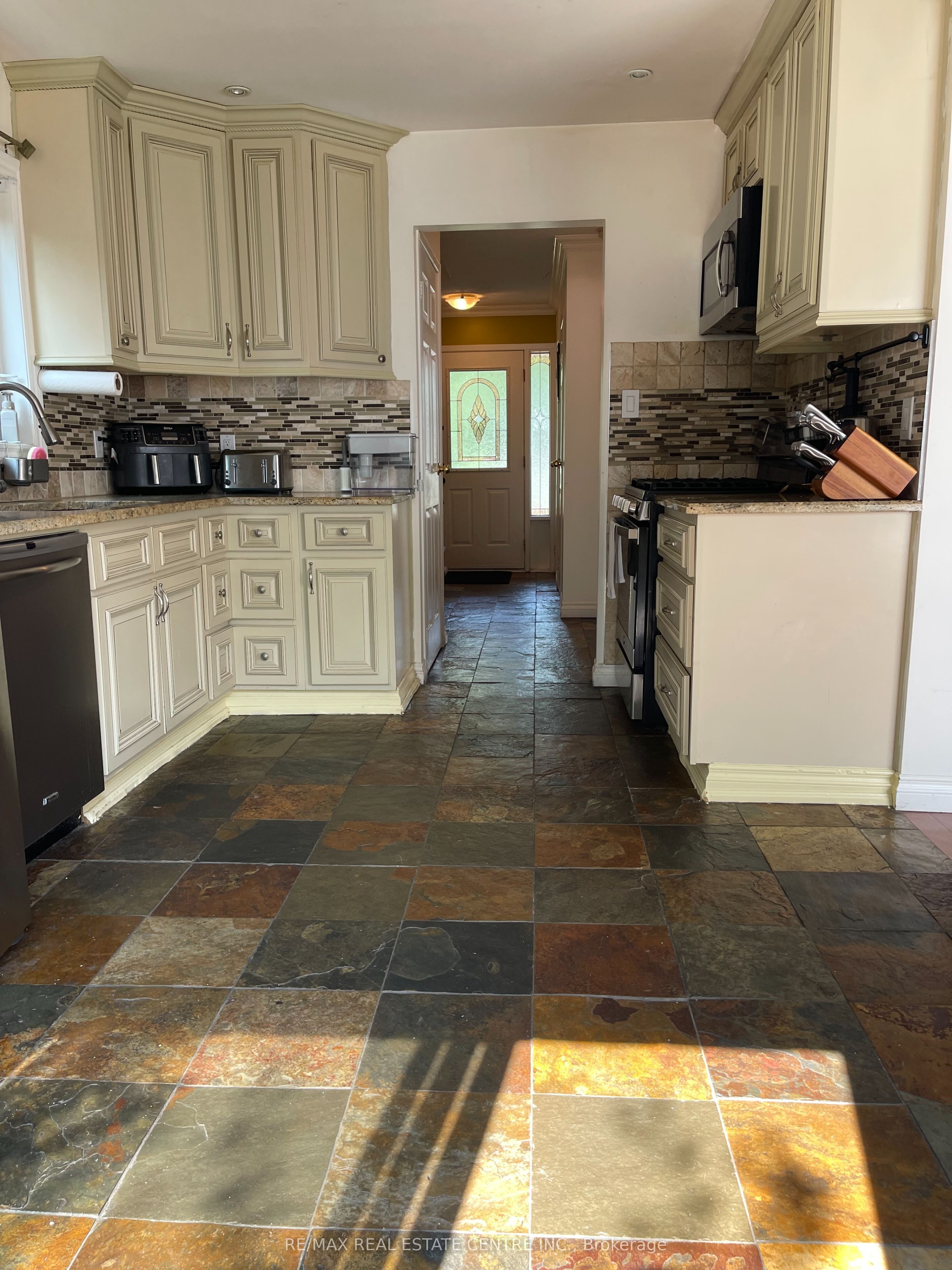 3223 Shadetree Drive Property Photo 4
