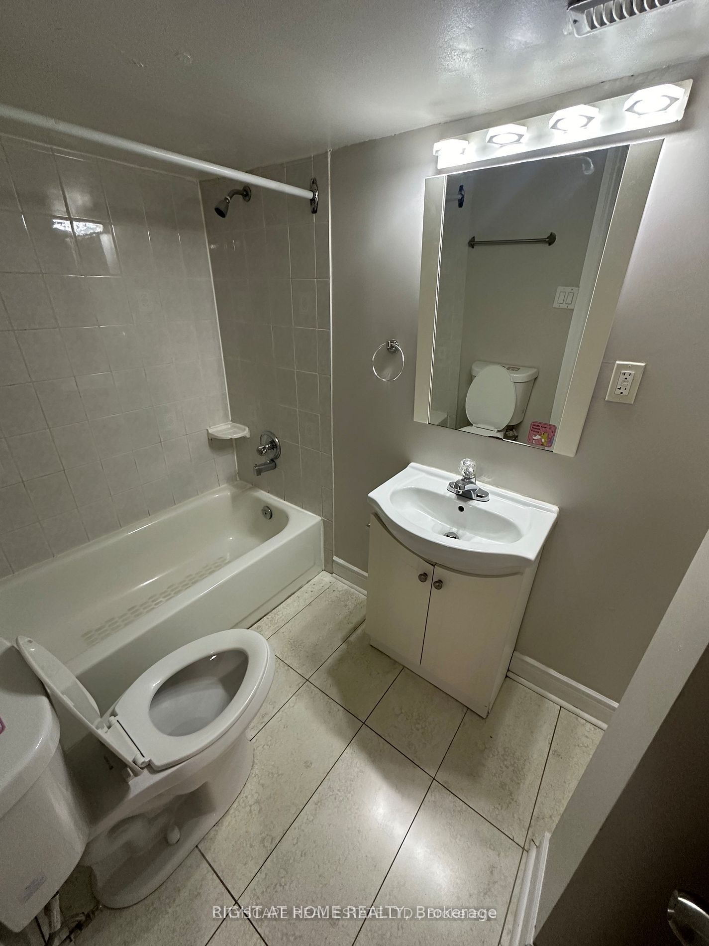 56 Stanwell Drive Lower Property Photo 4