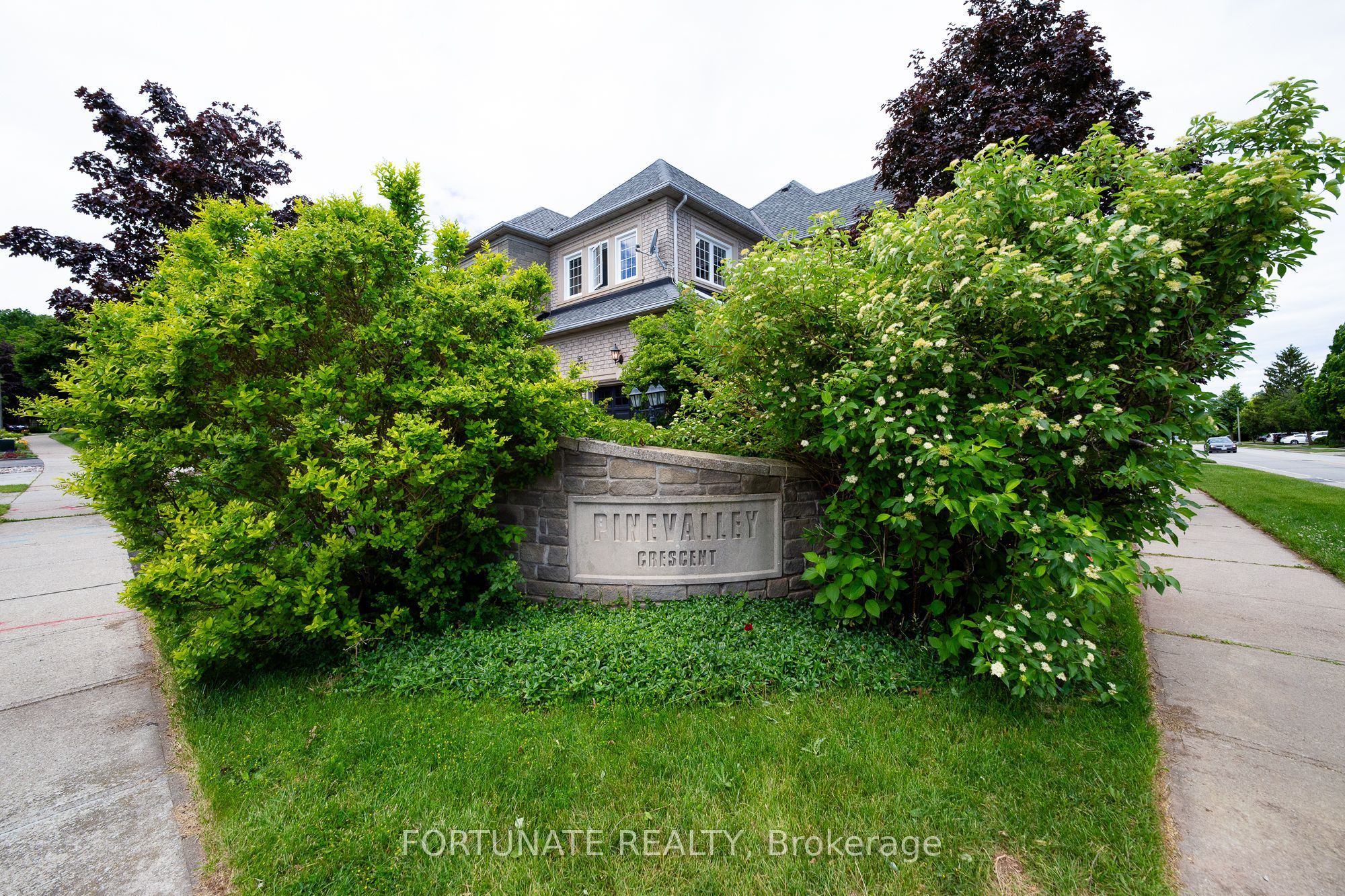 2071 Pinevalley Crescent Property Photo 1