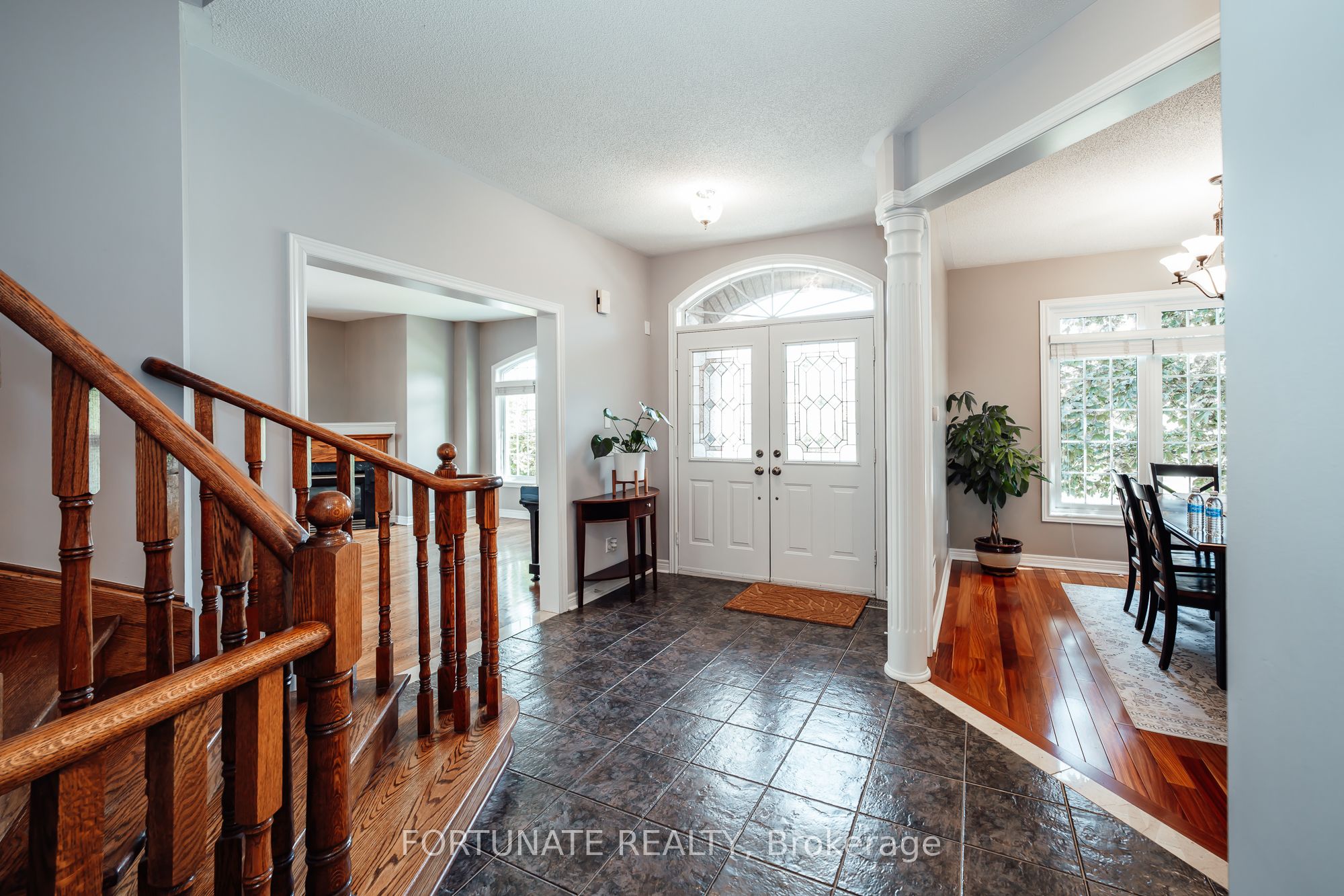 2071 Pinevalley Crescent Property Photo 5