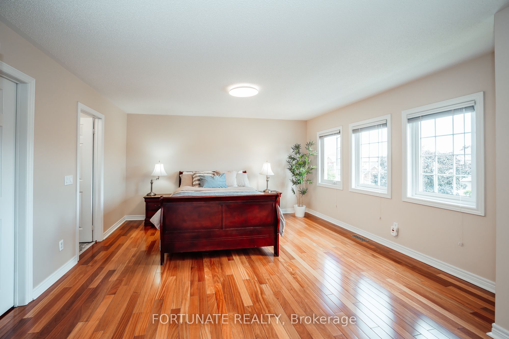 2071 Pinevalley Crescent Property Photo 13