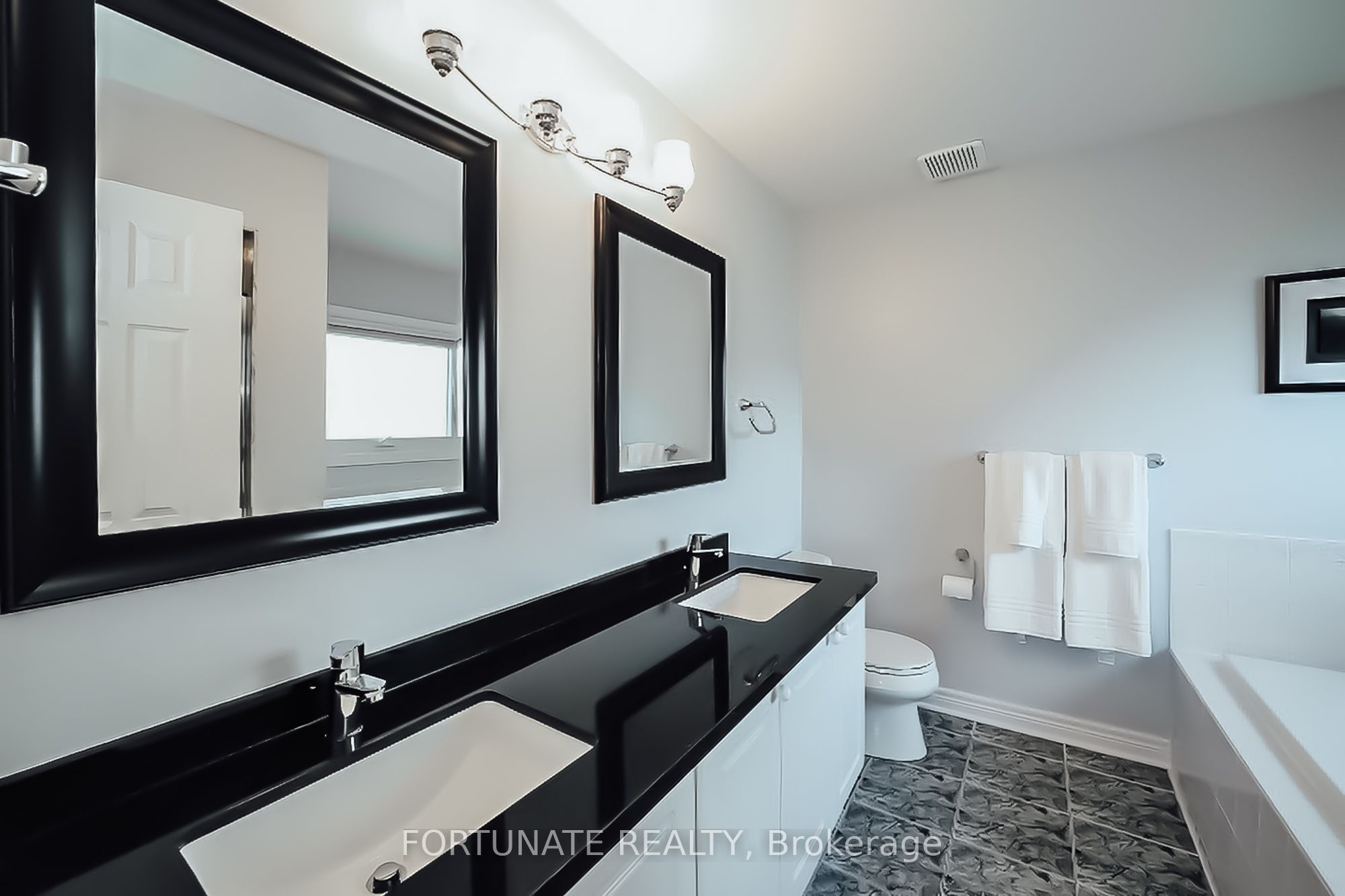 2071 Pinevalley Crescent Property Photo 14