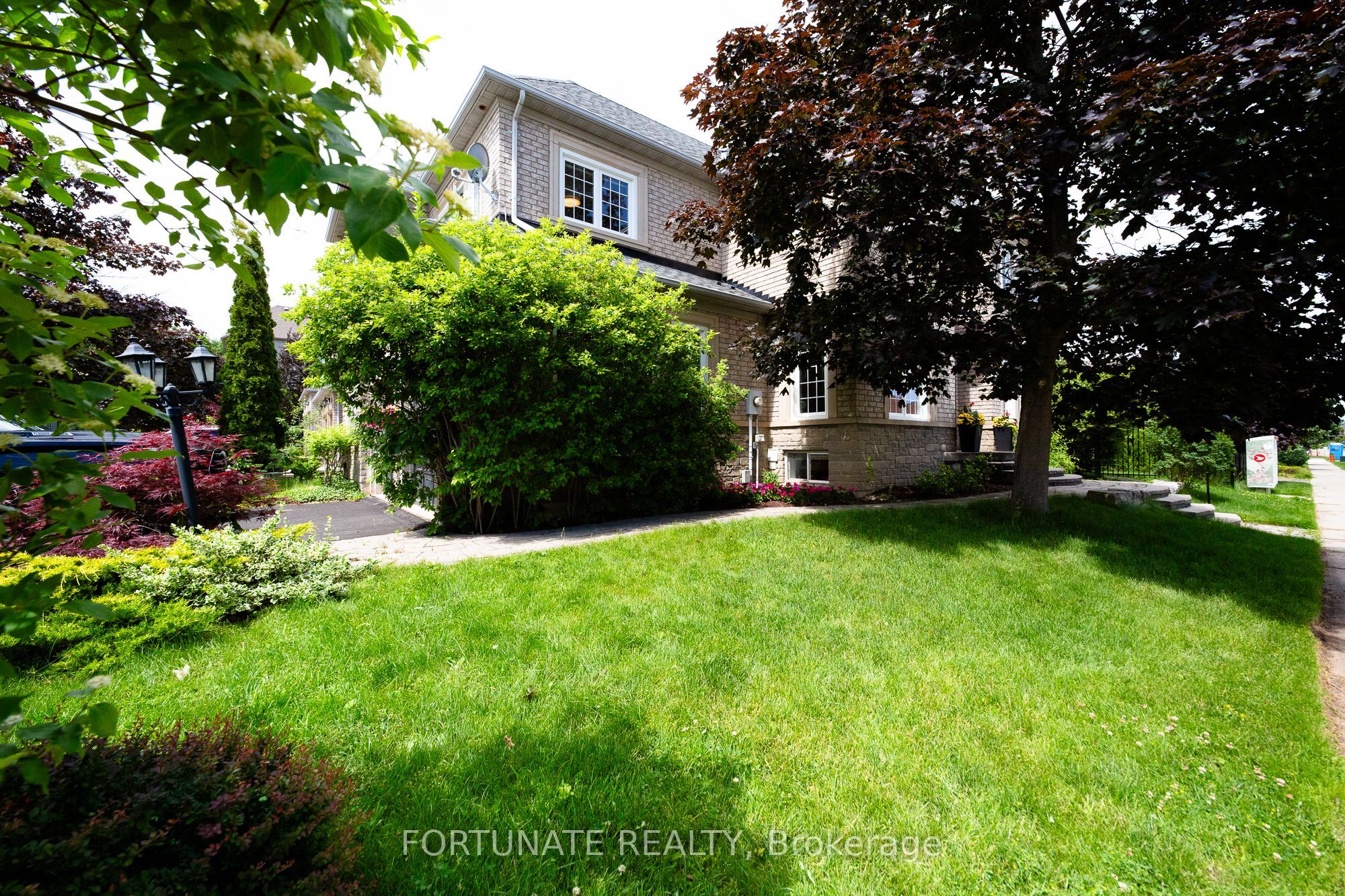 2071 Pinevalley Crescent Property Photo 24
