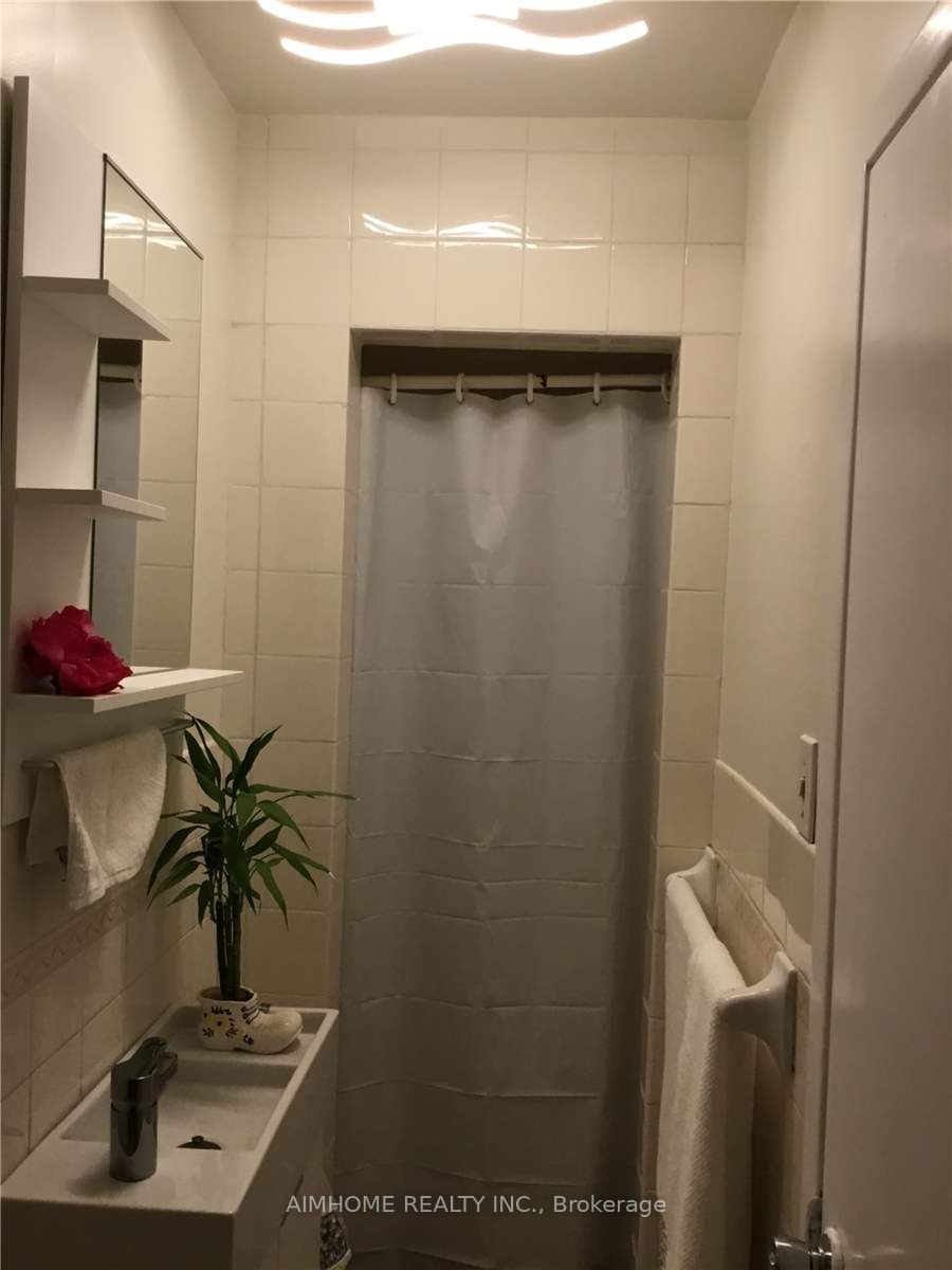 68 Claver Avenue S #1 Property Photo 6