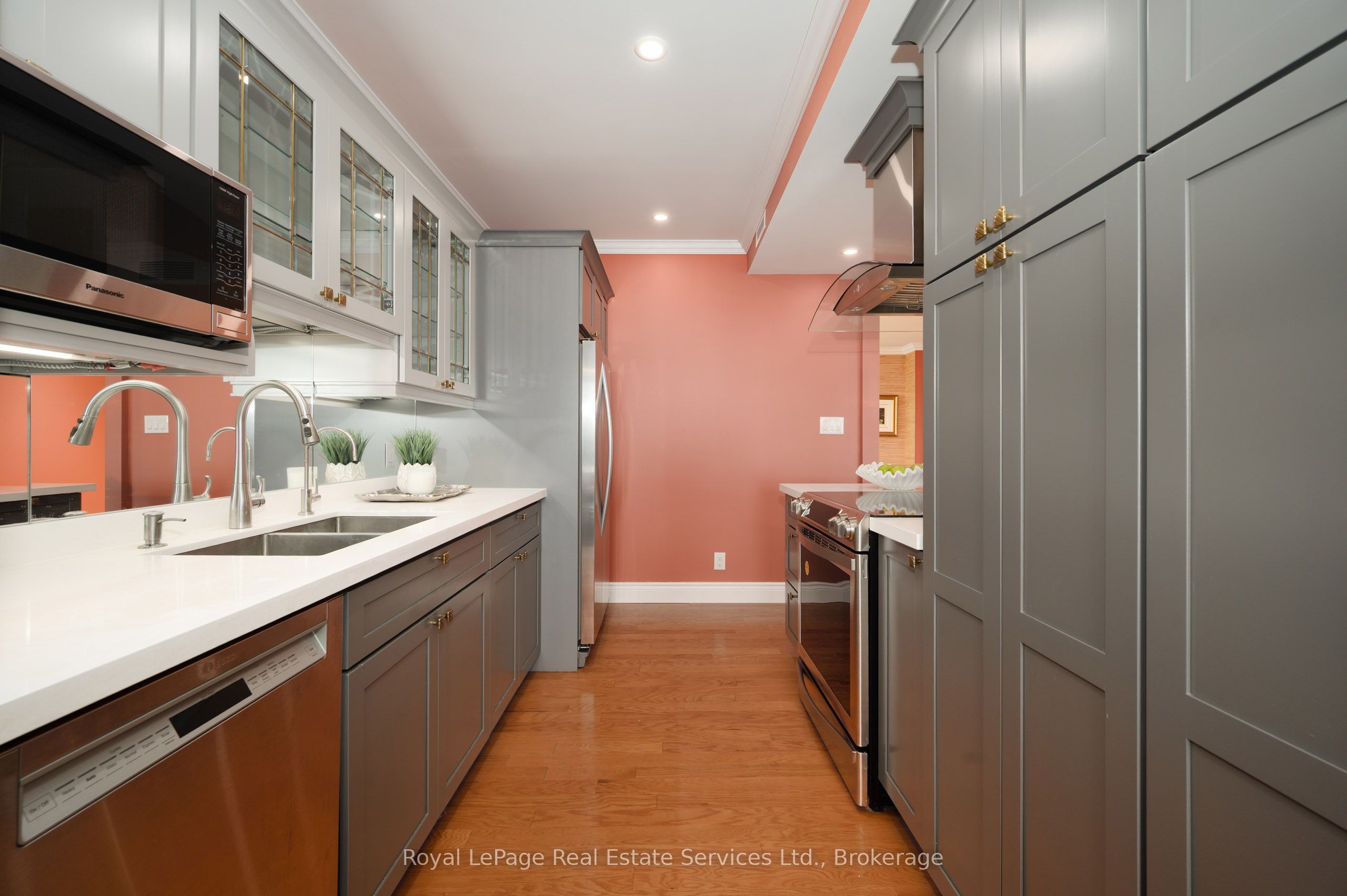100 Lakeshore Road E 1105 Property Photo 7