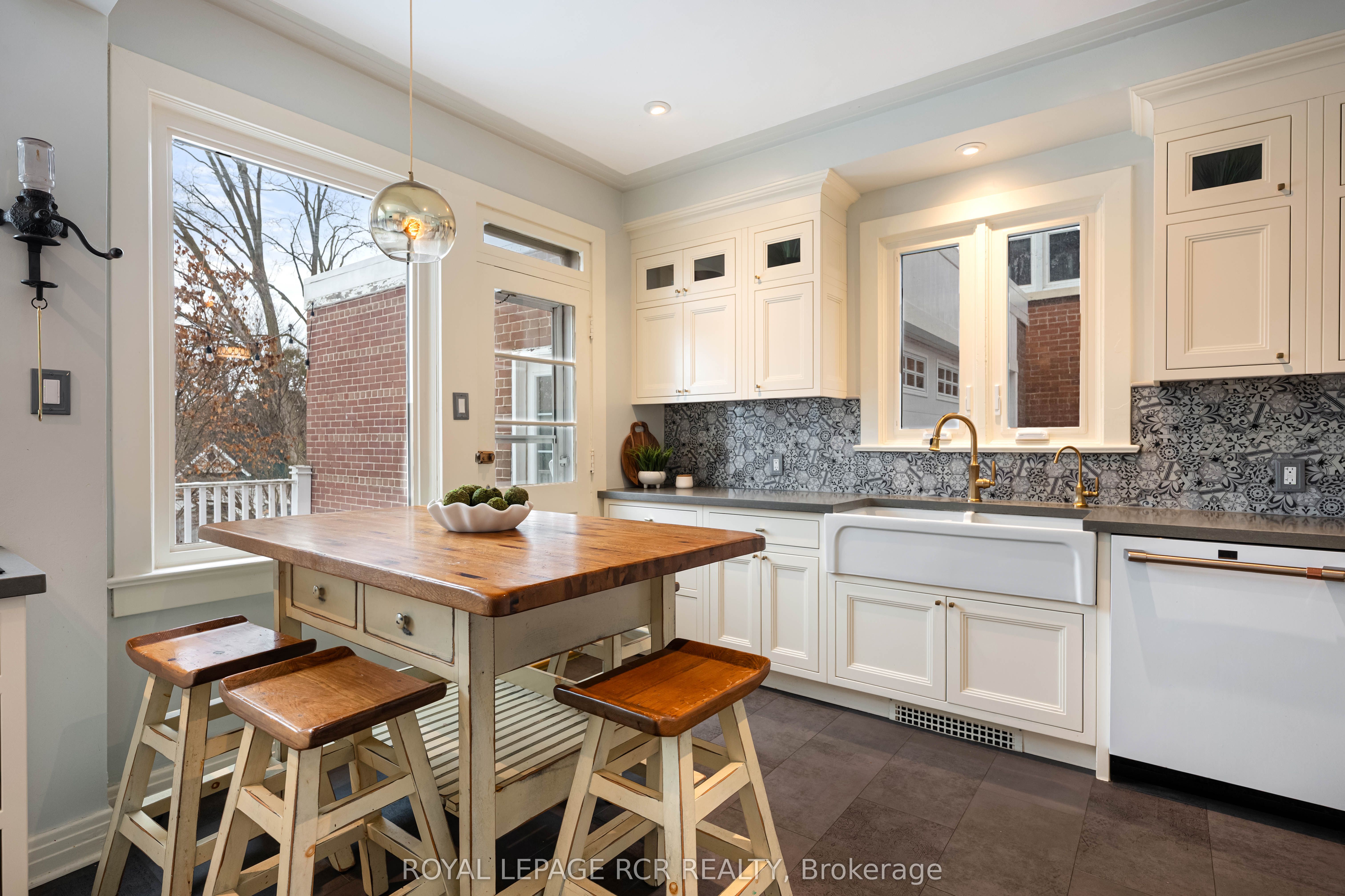17 First Avenue Property Photo 18