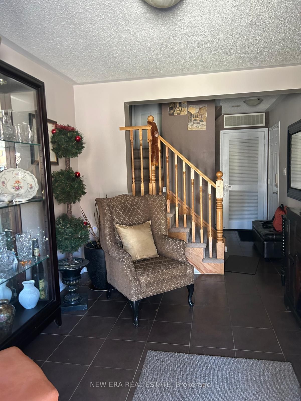225 Schreyer Crescent Property Photo 3