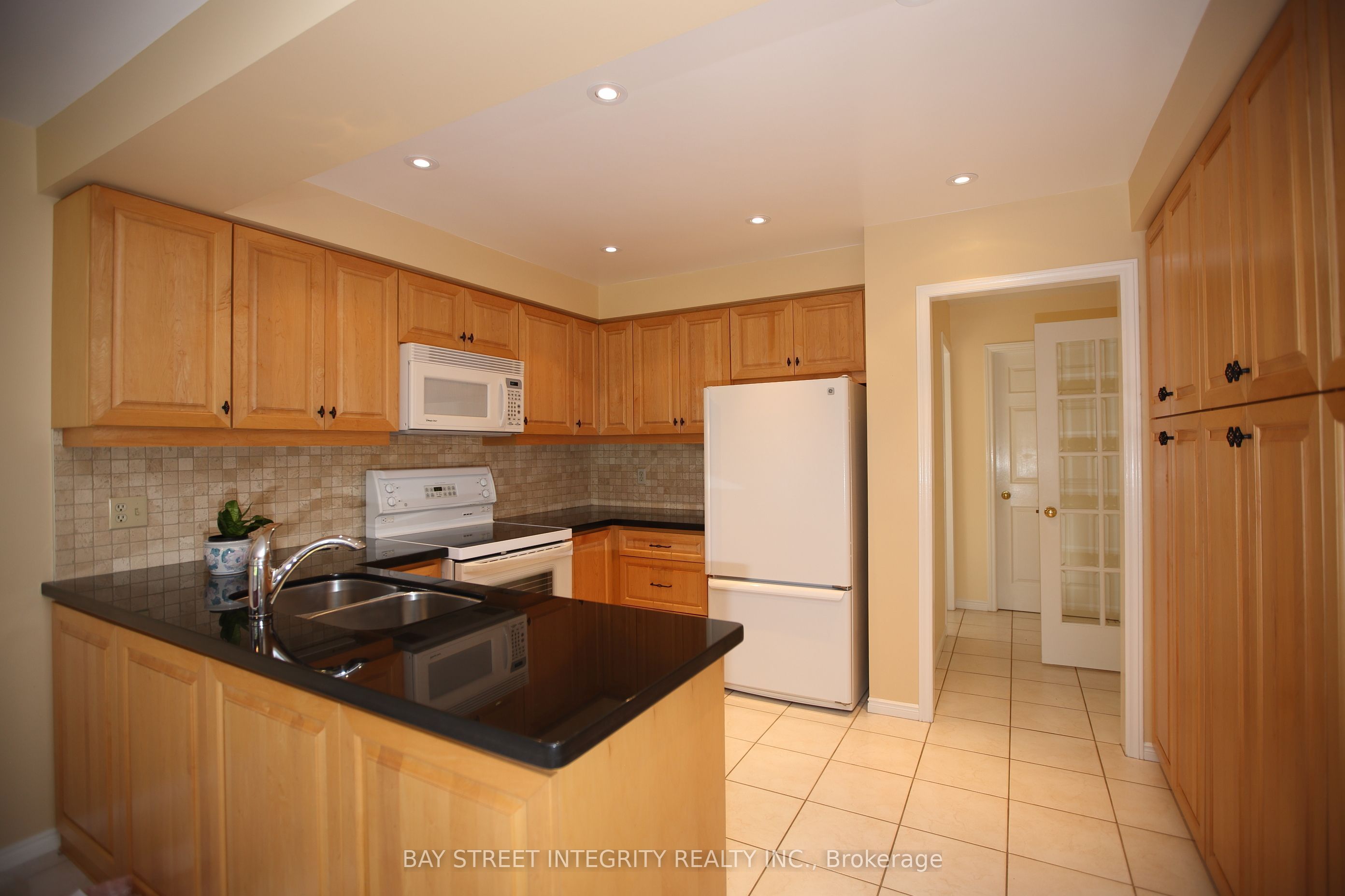 1906 Stoneybrook Court Property Photo 5