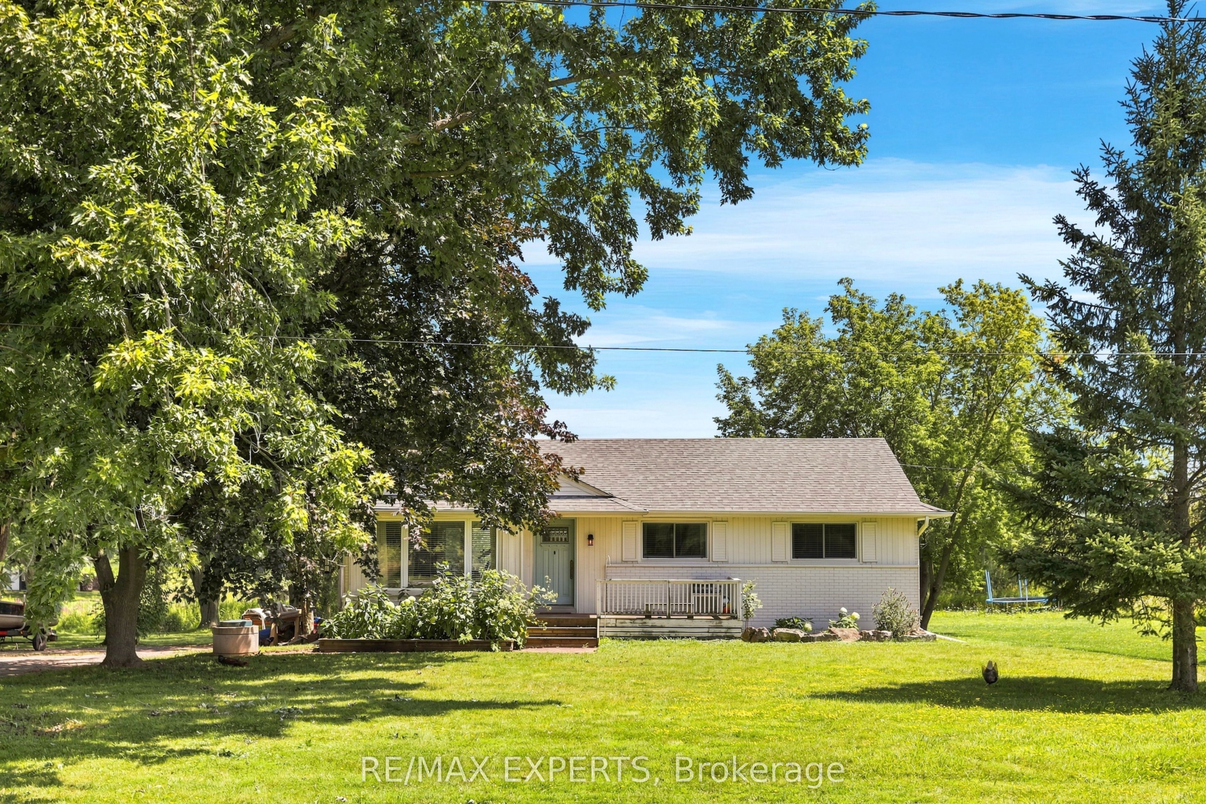 2724 8 Side Road Property Photo 1
