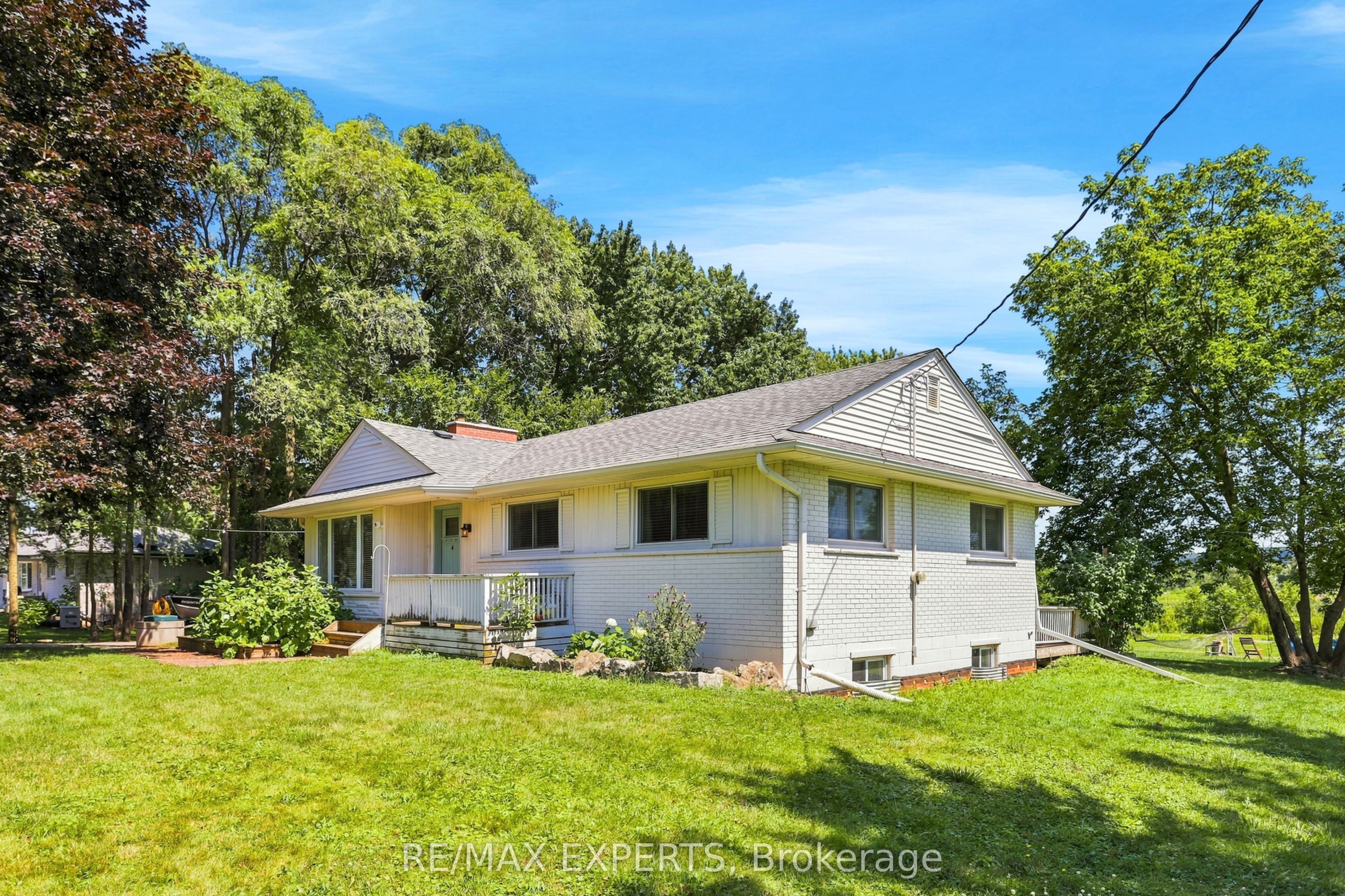2724 8 Side Road Property Photo 2