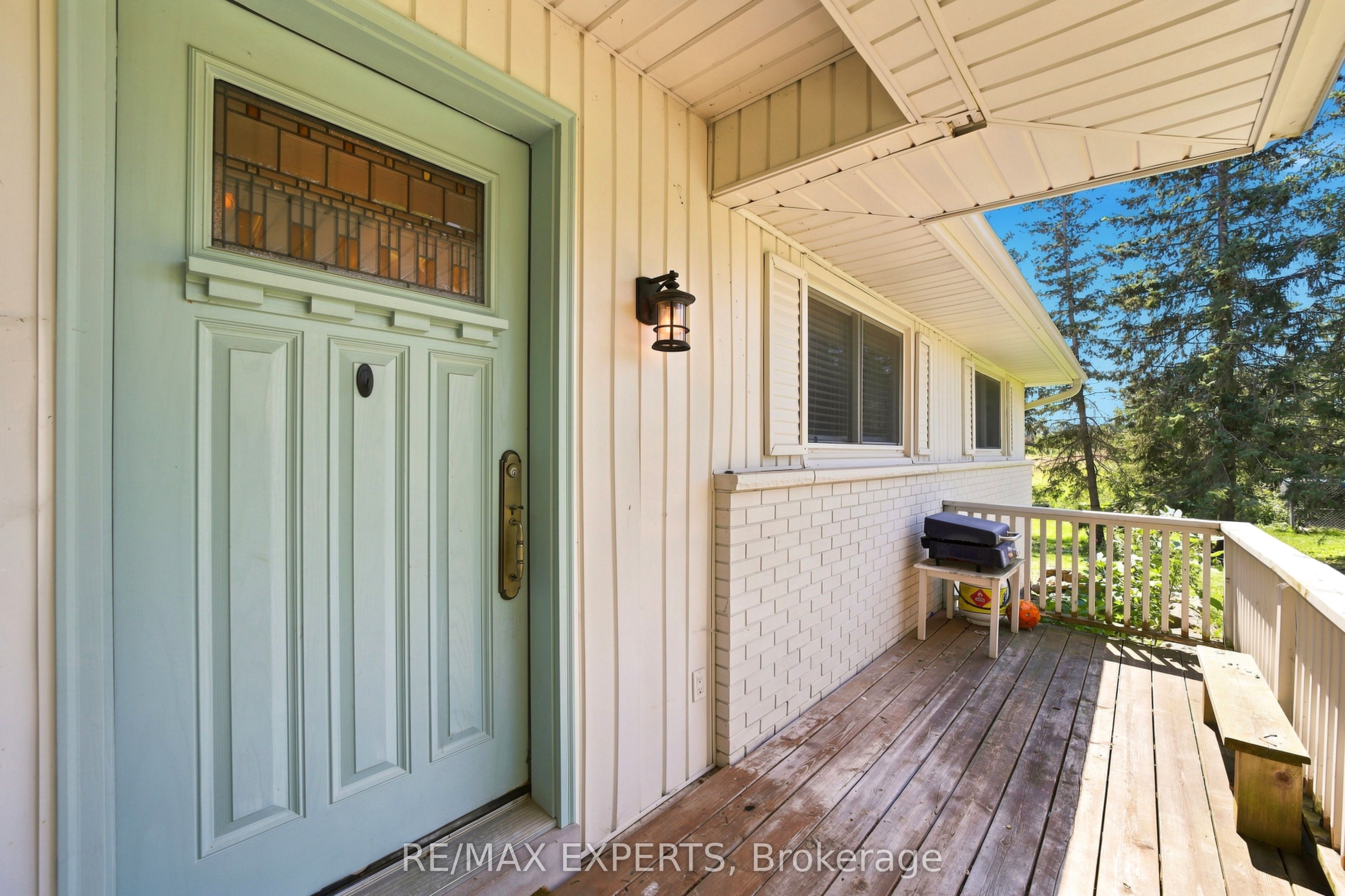 2724 8 Side Road Property Photo 4