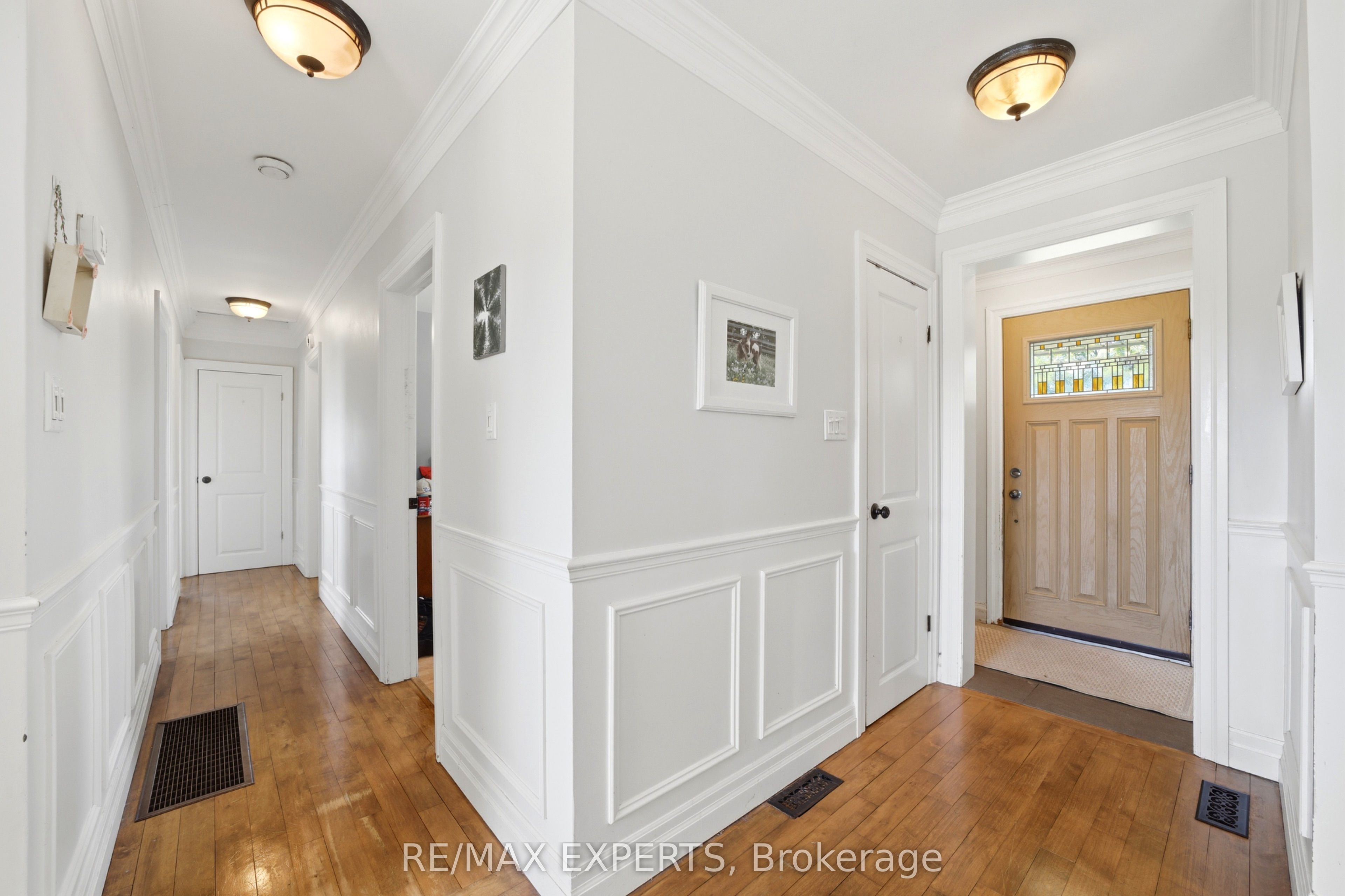 2724 8 Side Road Property Photo 6