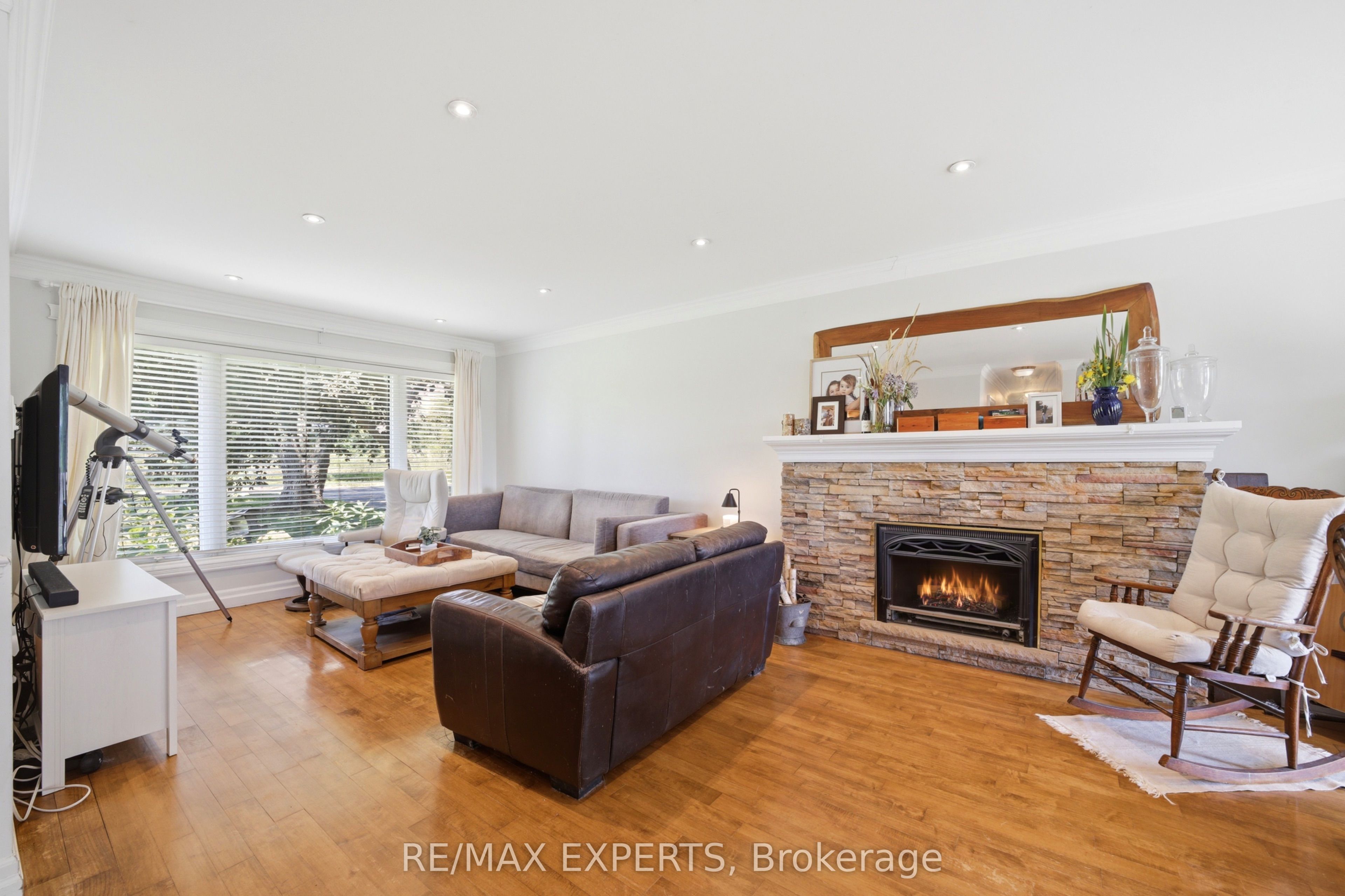 2724 8 Side Road Property Photo 9