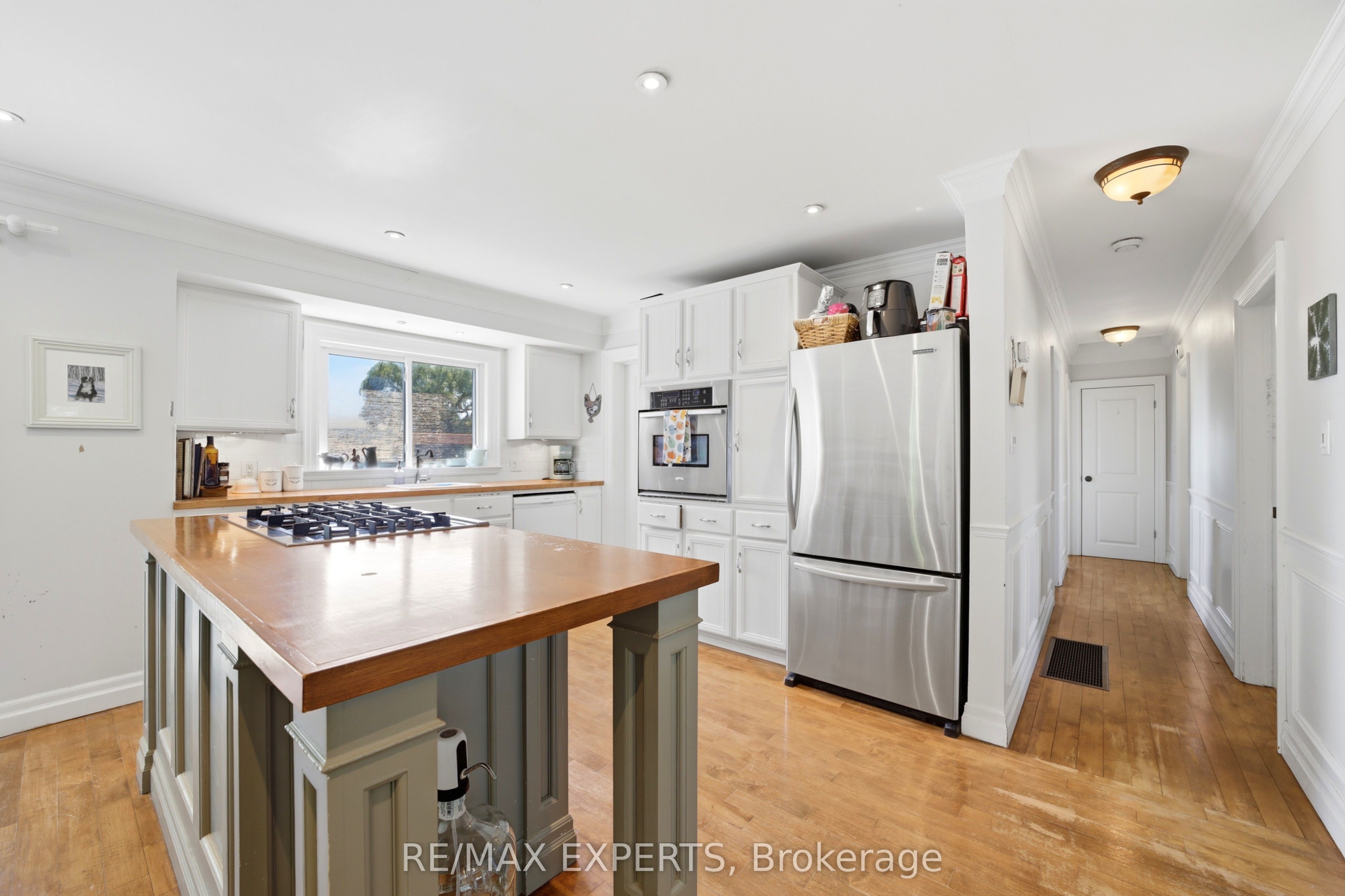 2724 8 Side Road Property Photo 14