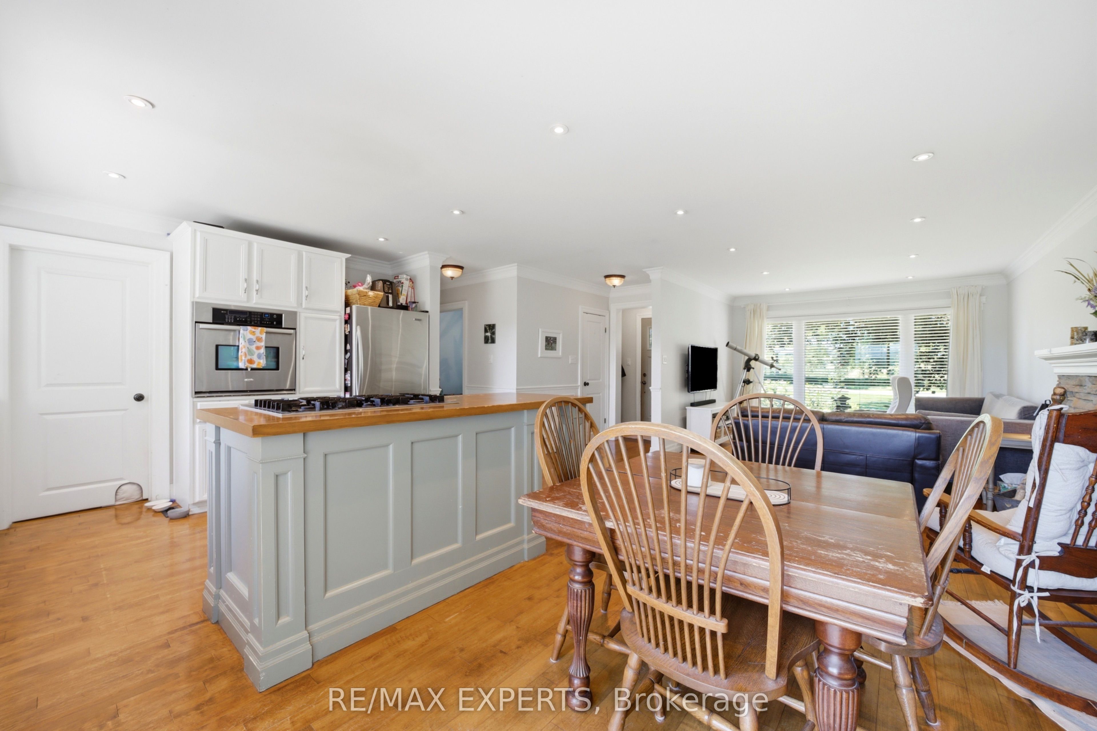 2724 8 Side Road Property Photo 16