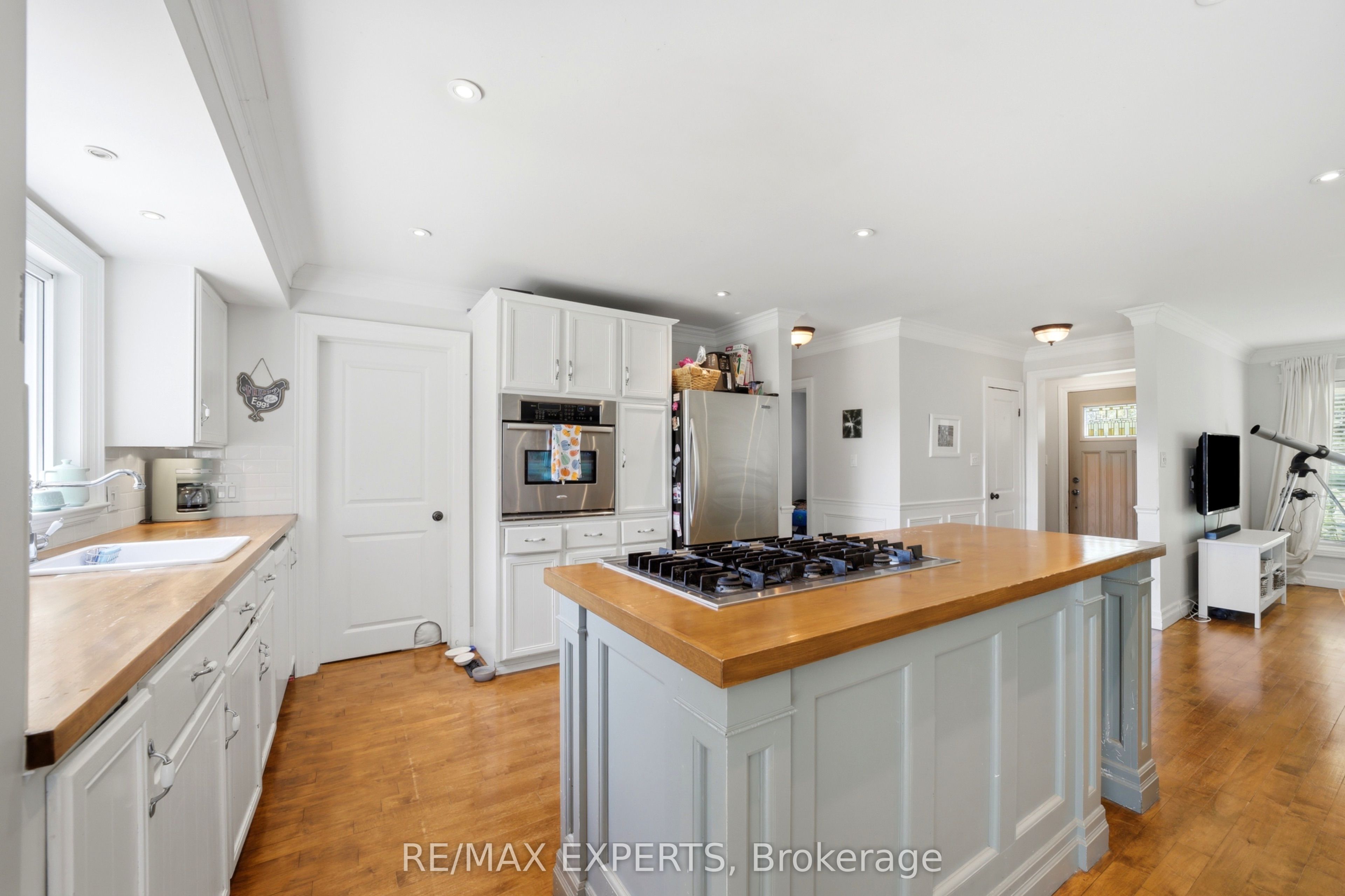 2724 8 Side Road Property Photo 17