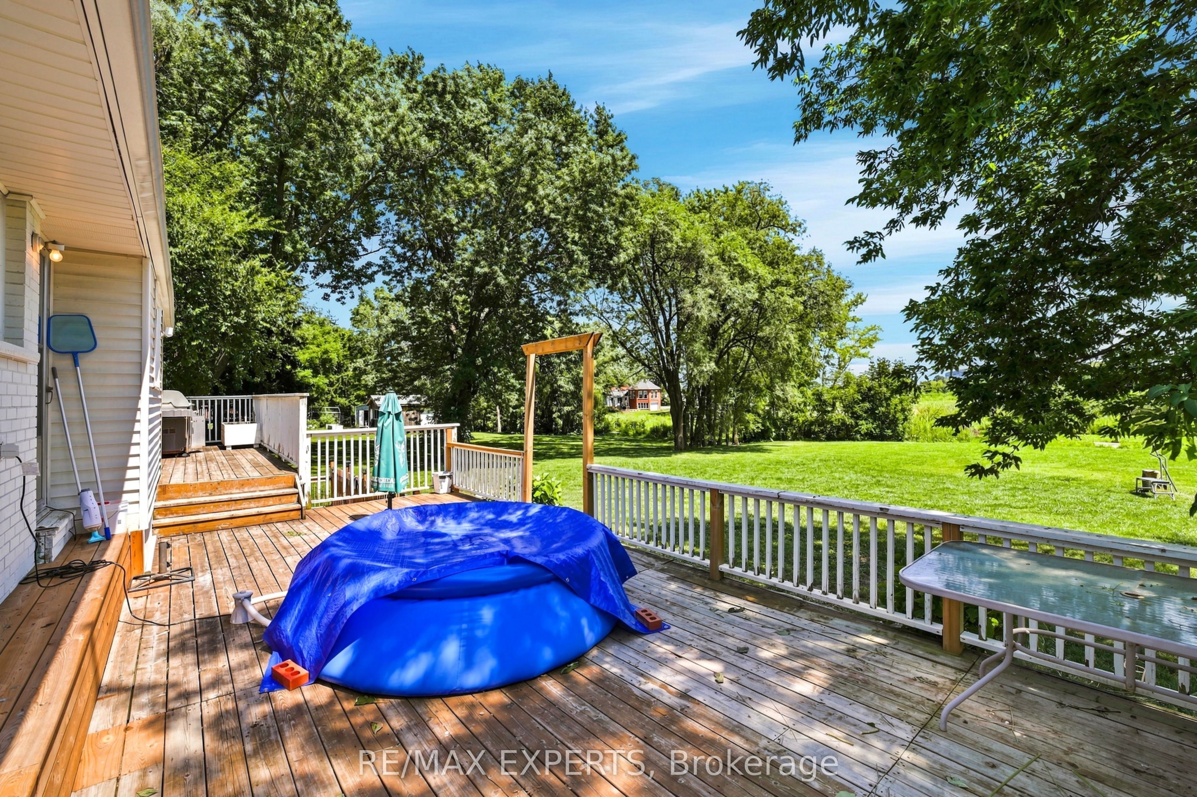 2724 8 Side Road Property Photo 32