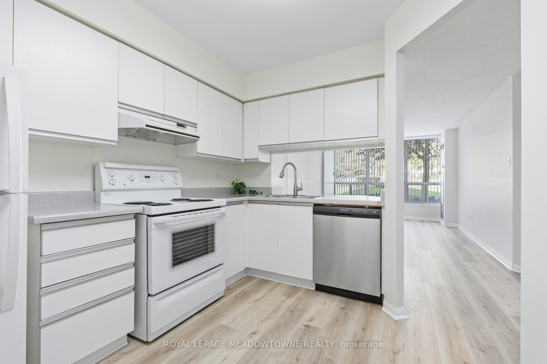 10 Laurelcrest Street 104 Property Photo 6