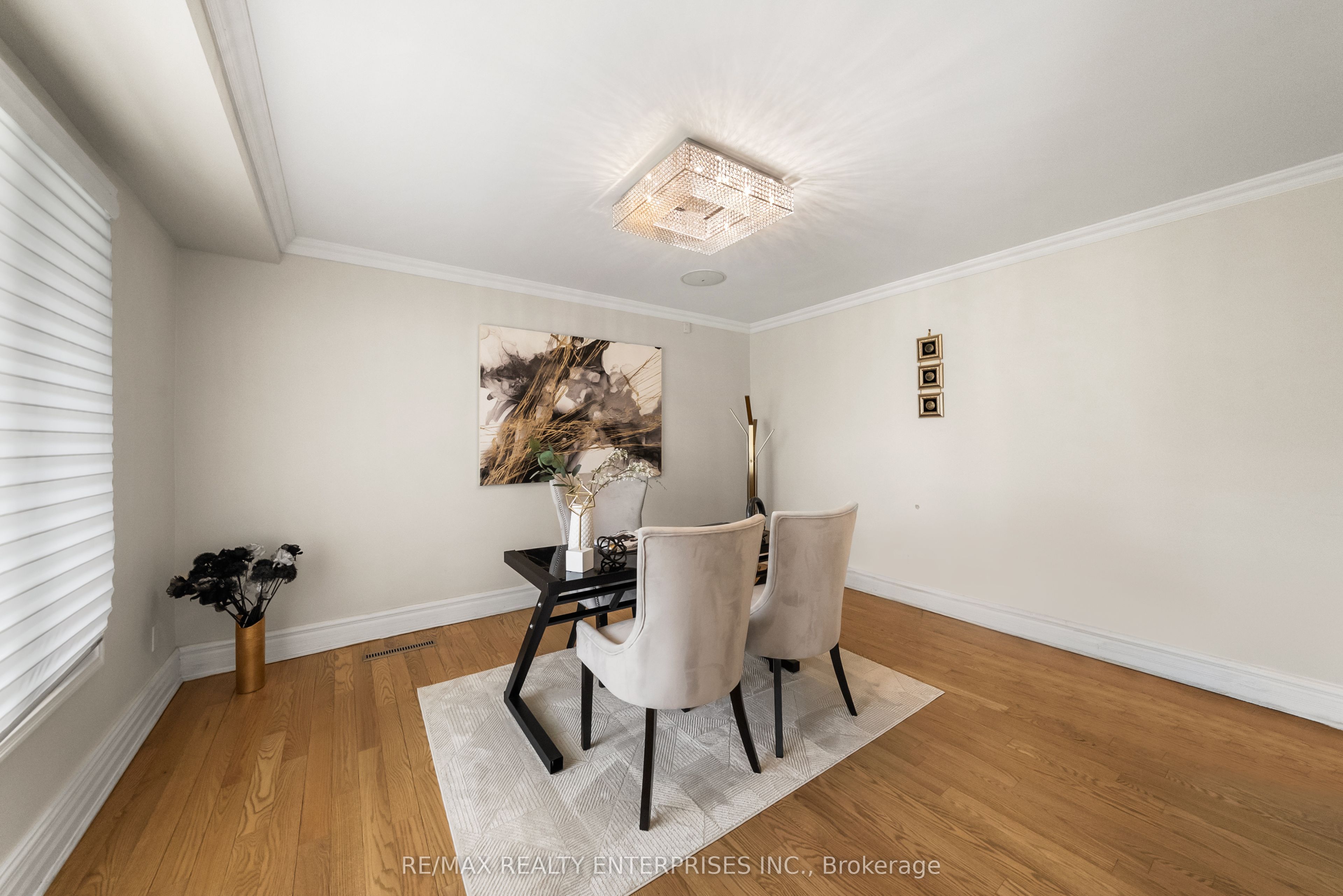 2154 Oneida Crescent Property Photo 7