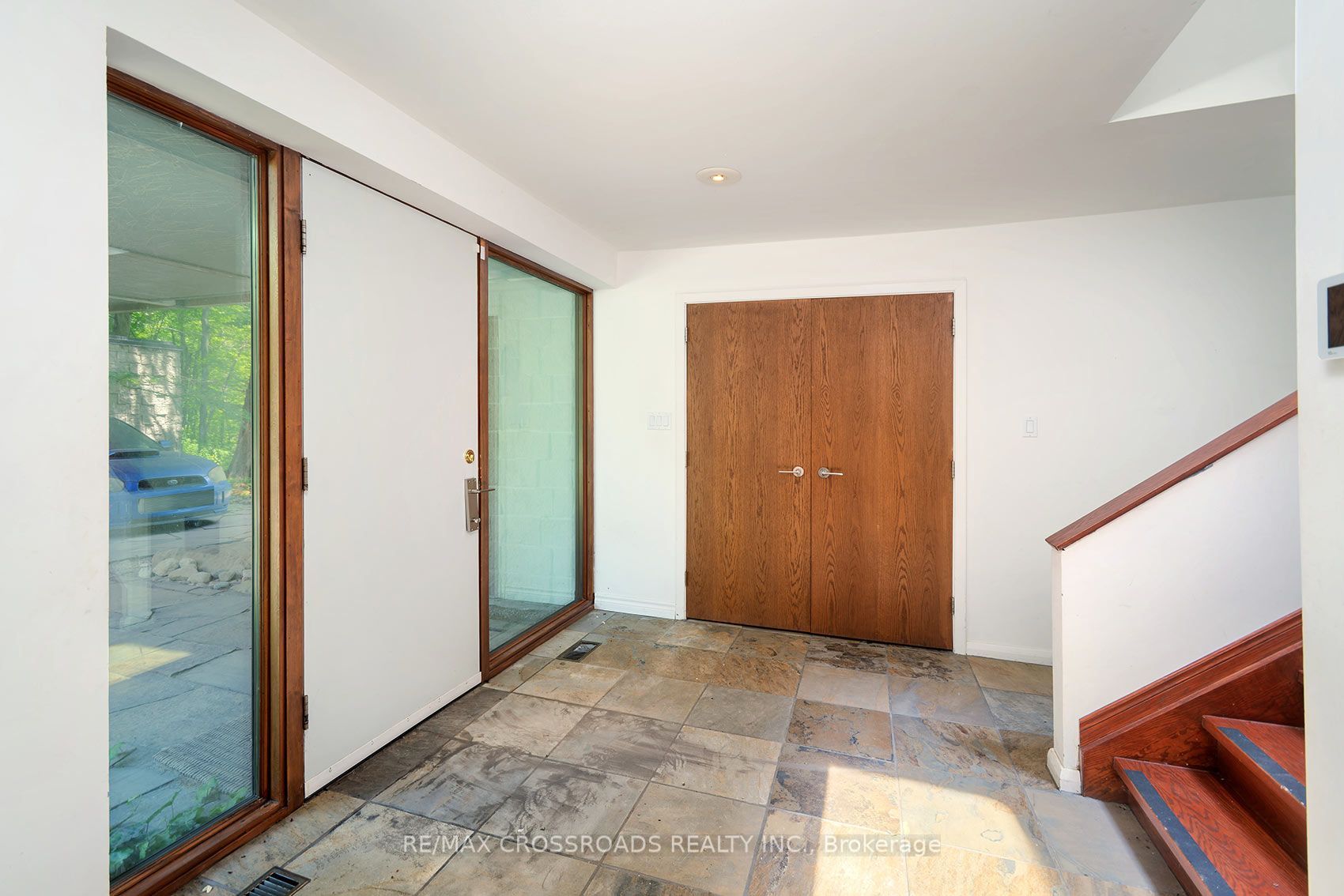 15135 Rockside Road Property Photo 6
