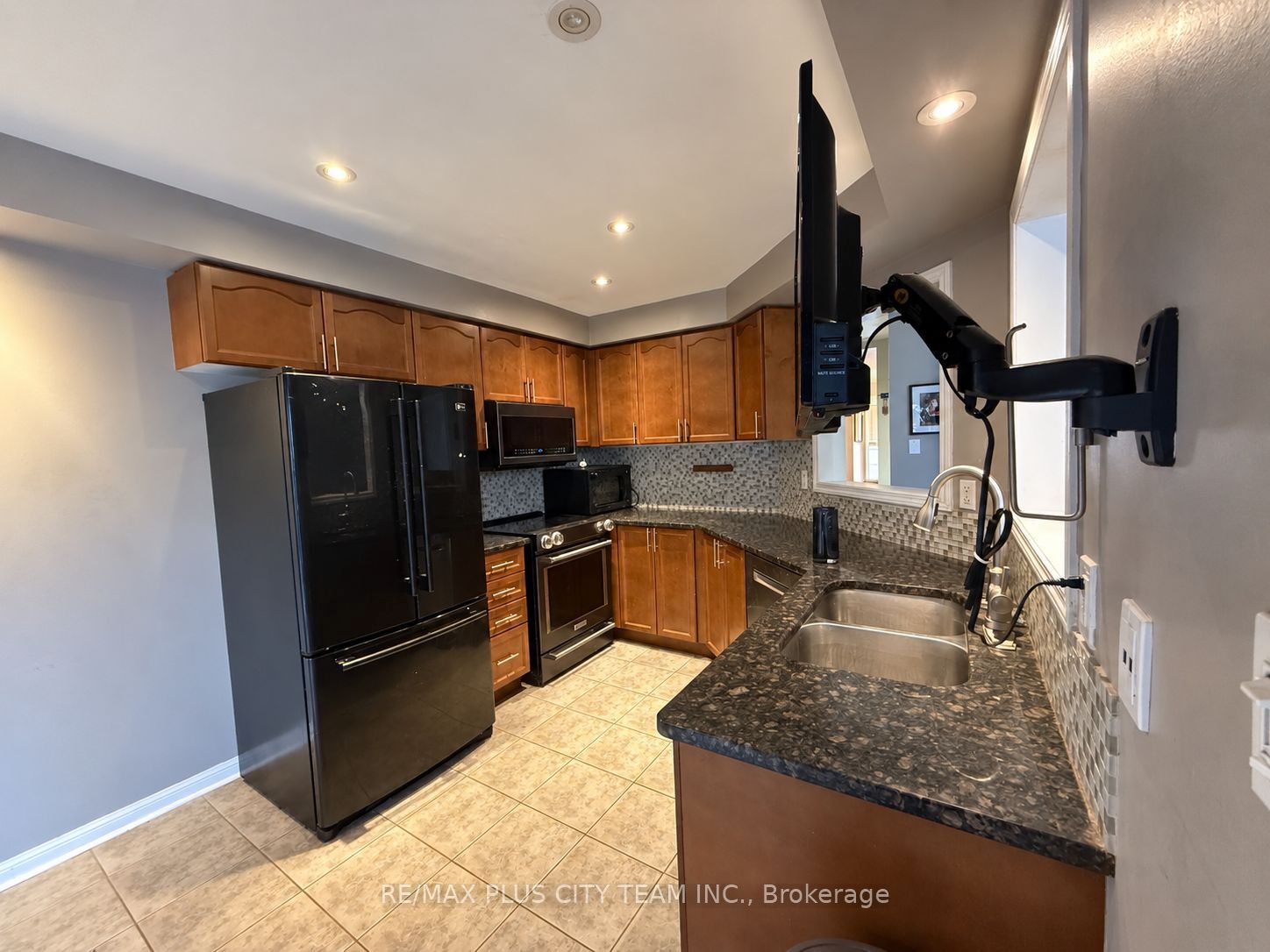 844 Luxton Drive Property Photo 4
