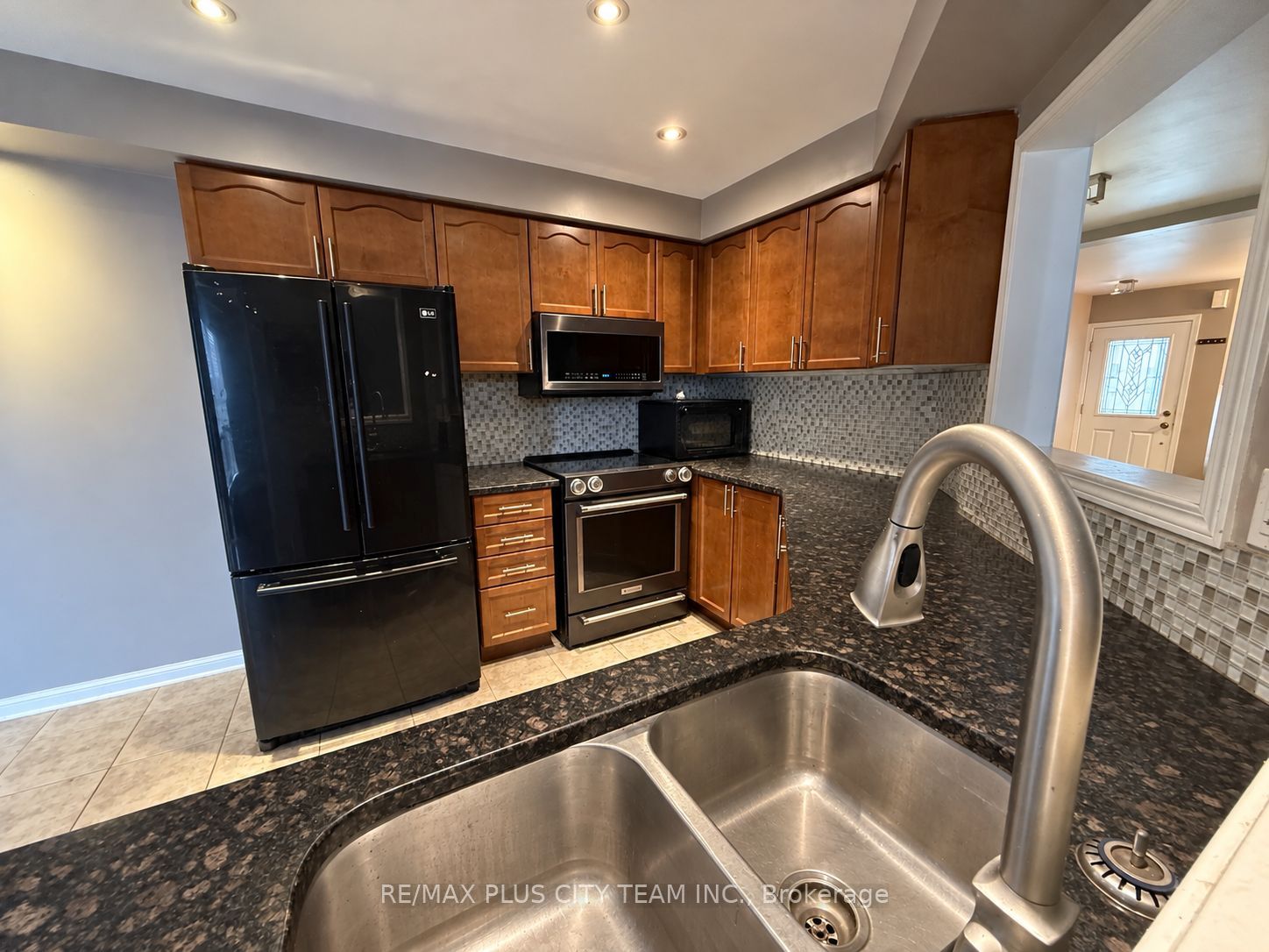 844 Luxton Drive Property Photo 5