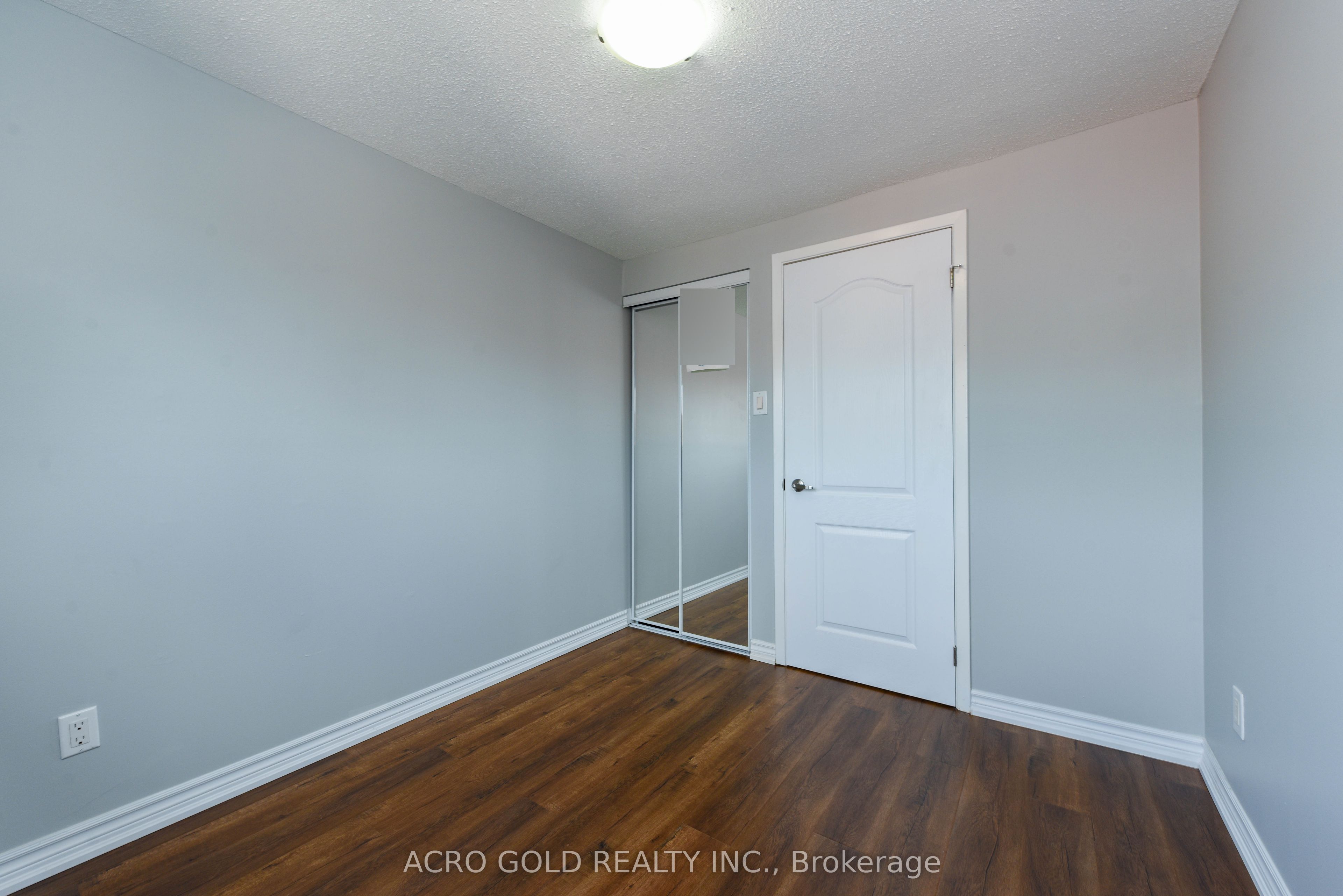 19 Hoskins Square Property Photo 27