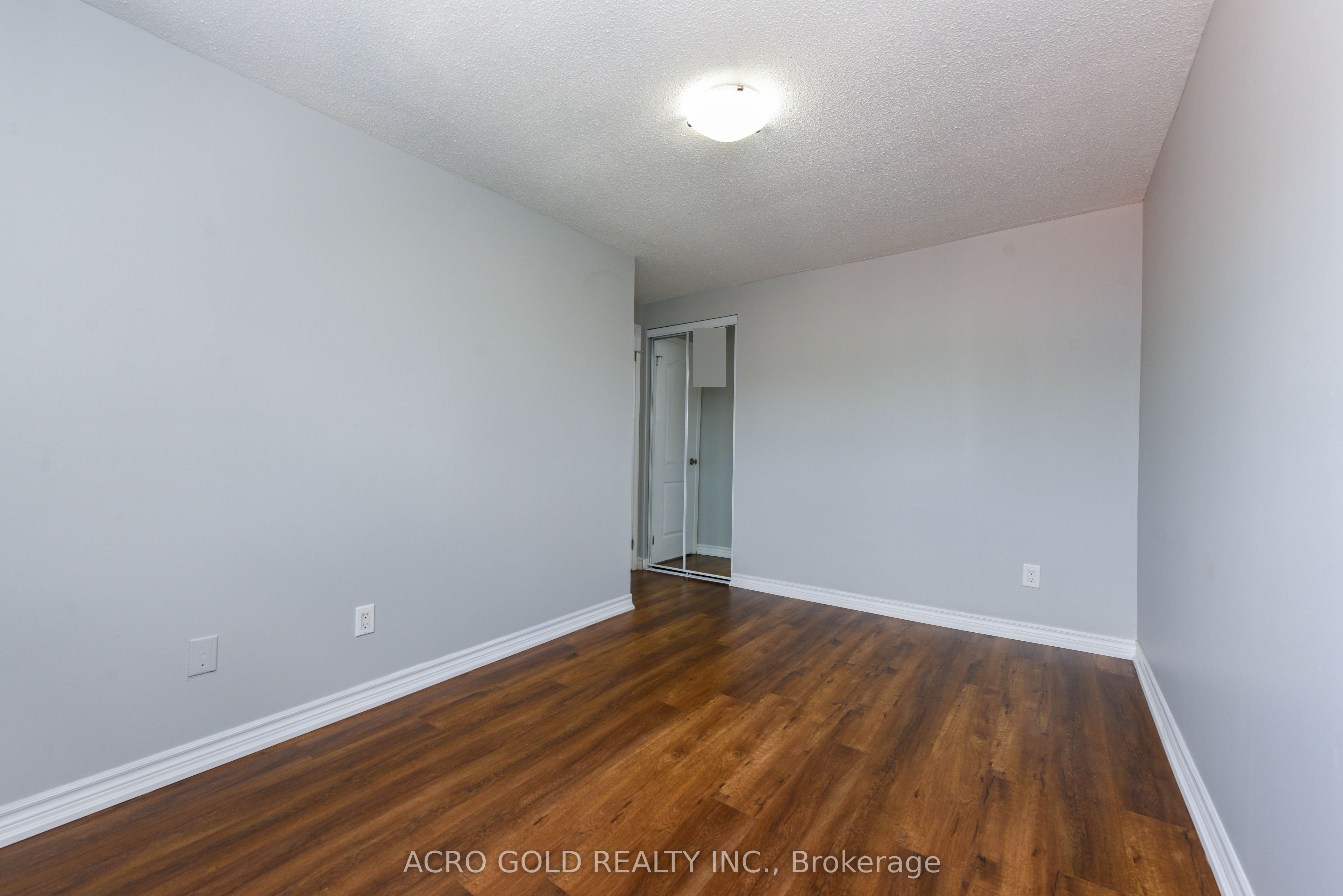 19 Hoskins Square Property Photo 31