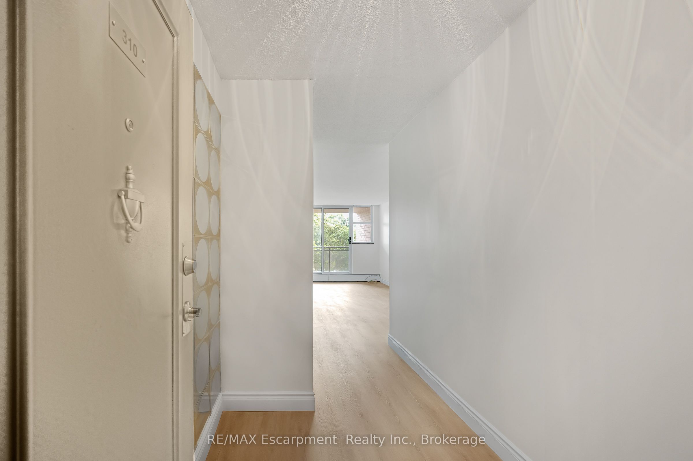 975 Warwick Court 310 Property Photo 7