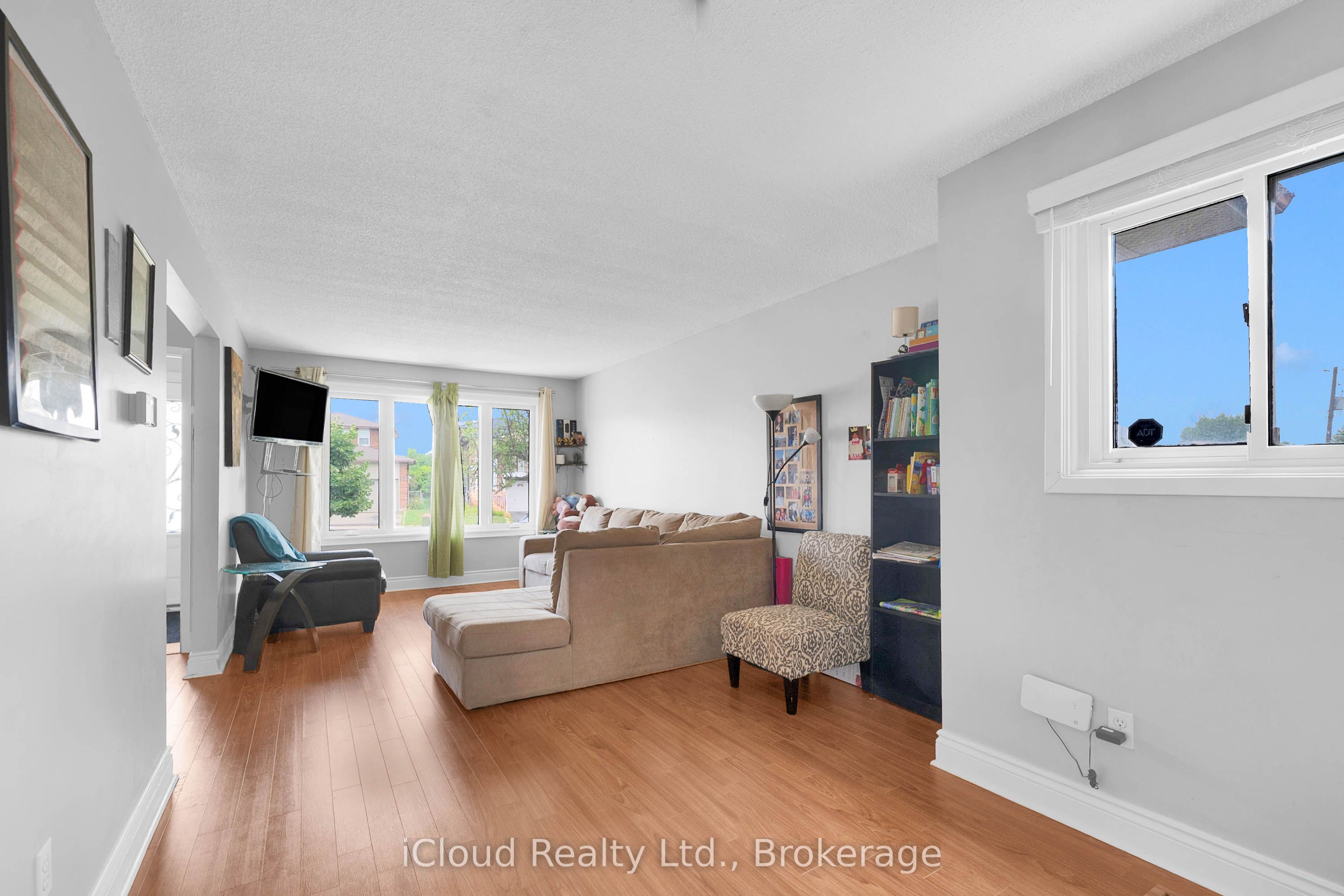 83 Fairglen Avenue Property Photo 8