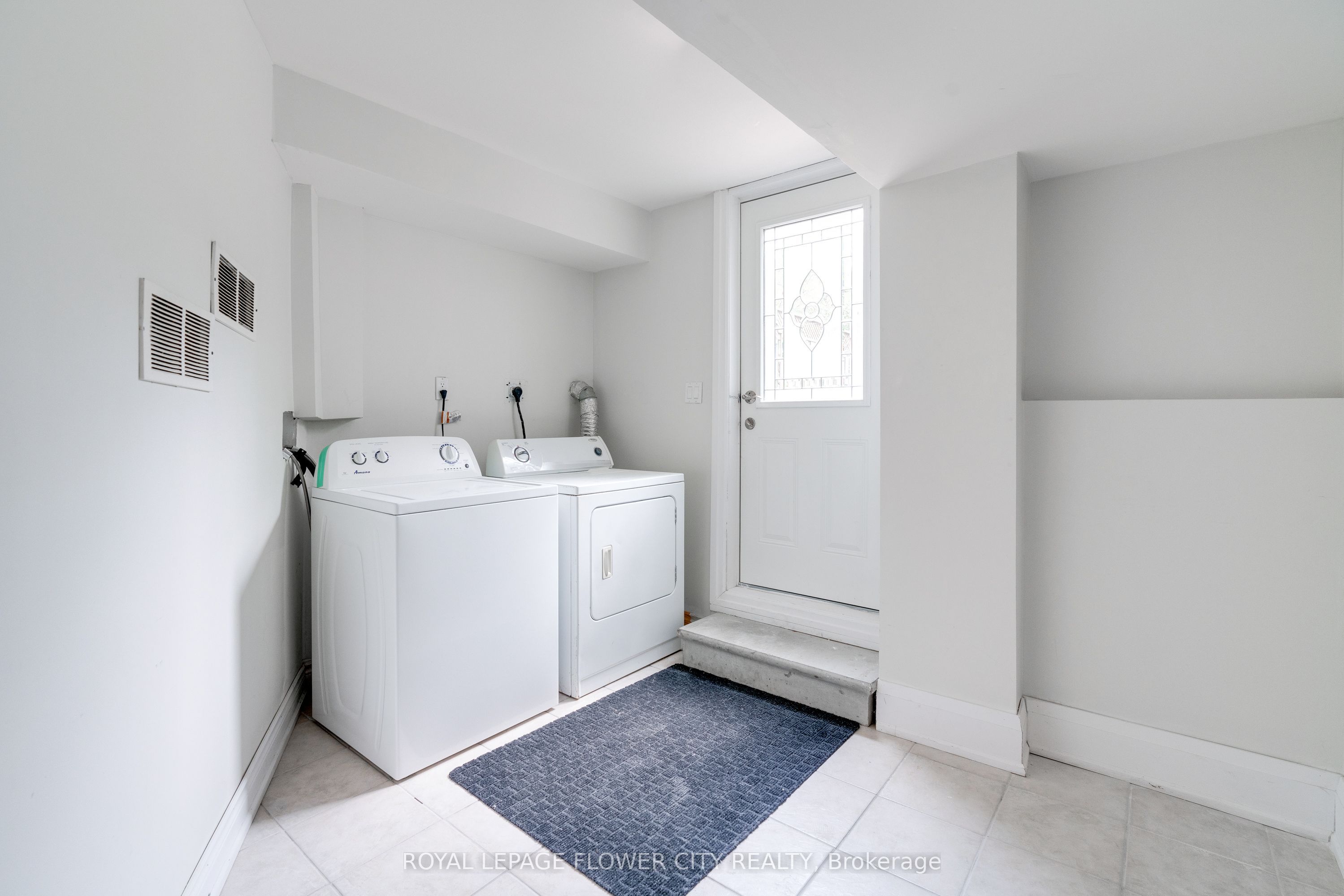 5674 Whitehorn Avenue E Property Photo 4