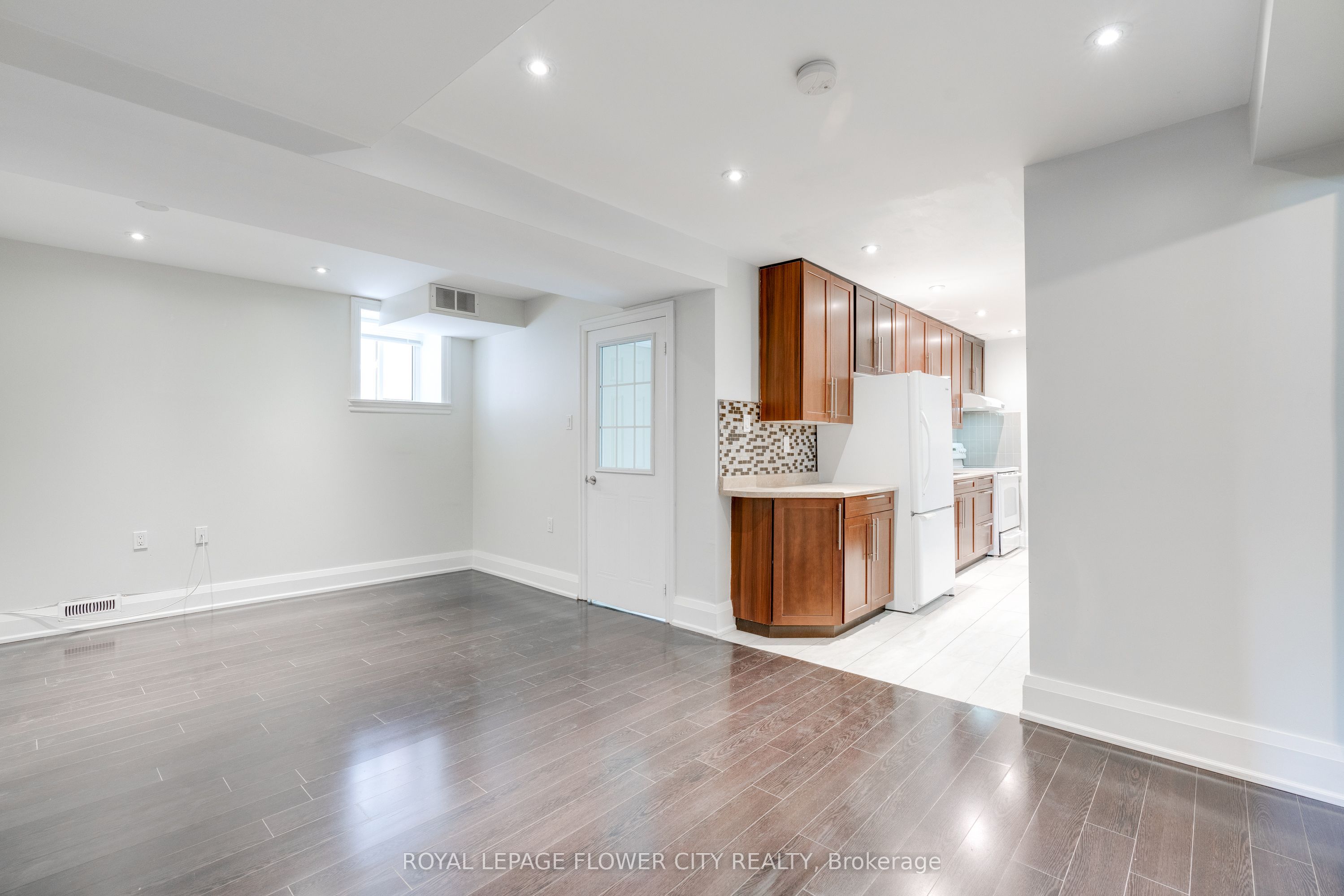 5674 Whitehorn Avenue E Property Photo 6