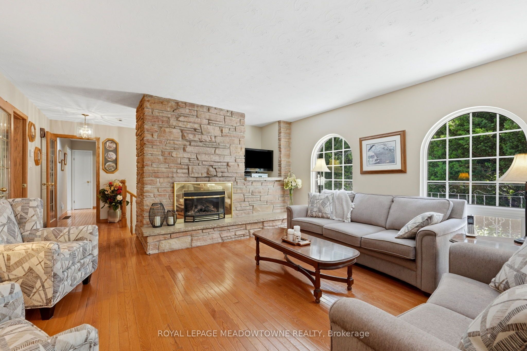 6733 25 Side Road Property Photo 9