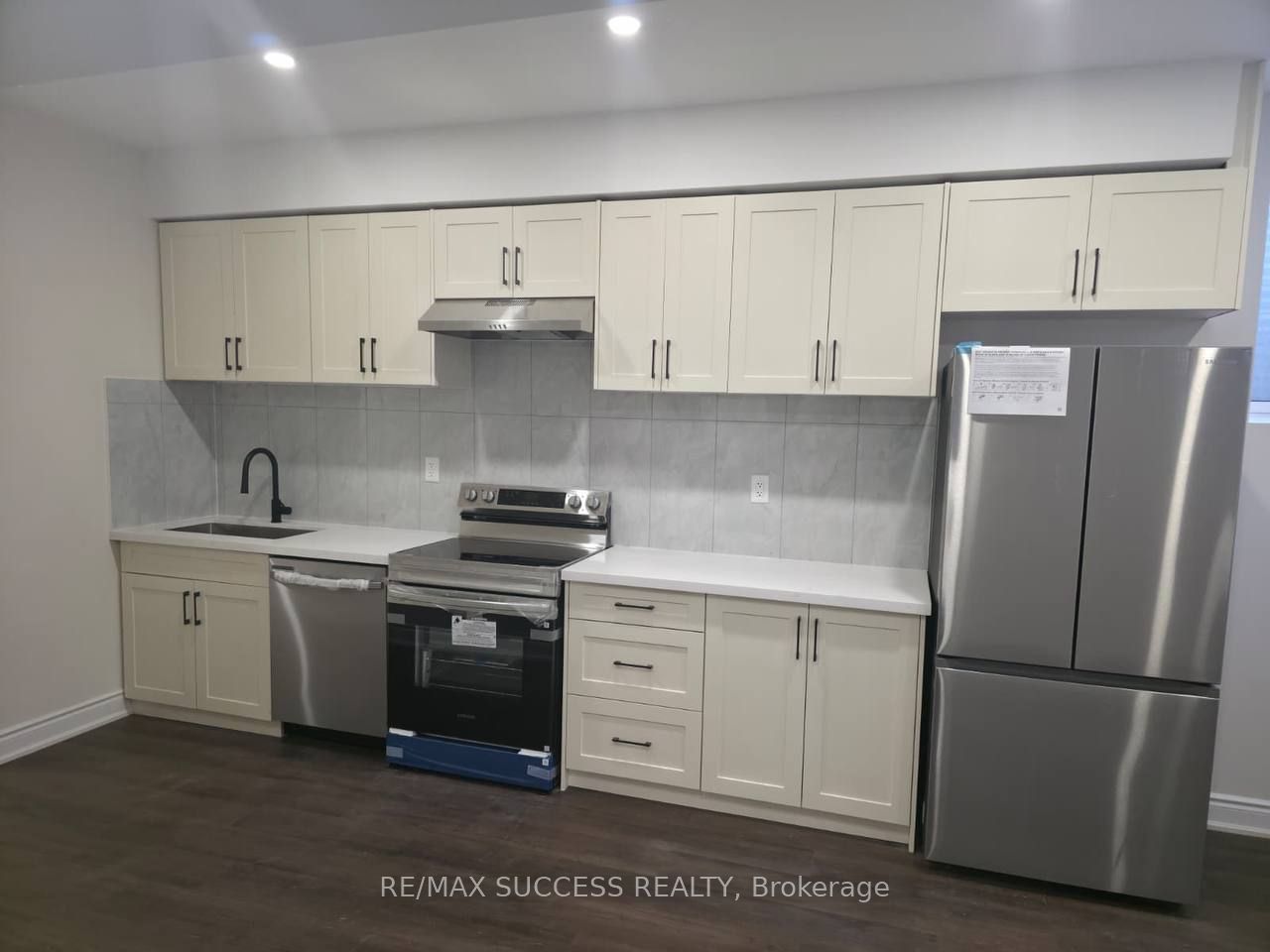 1407 Hearns Place Lower Property Photo 2