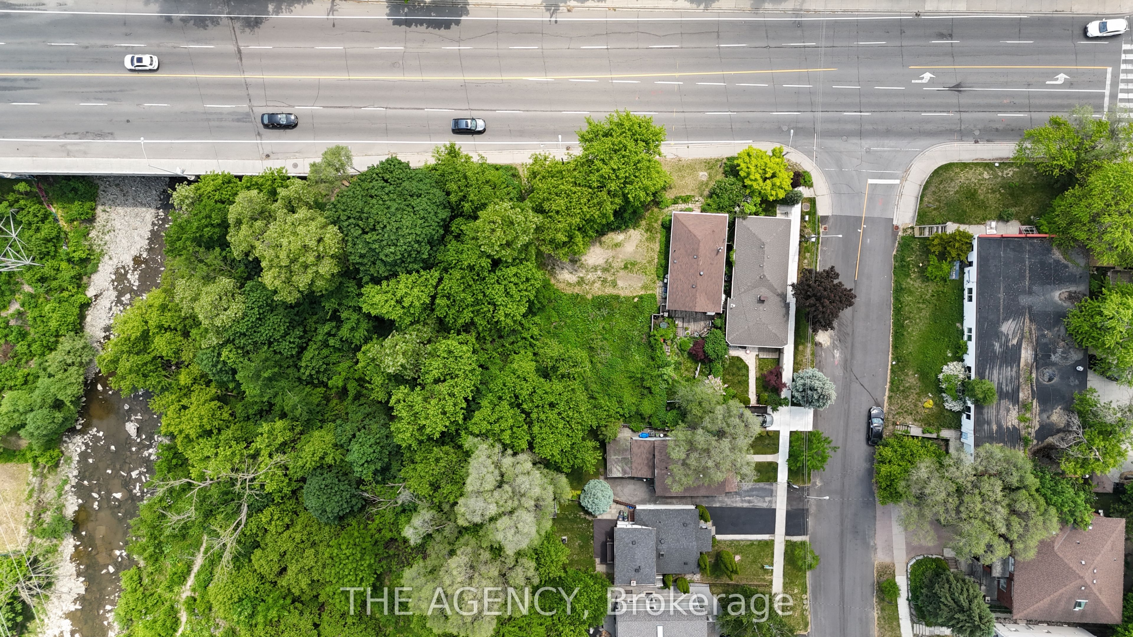 580 The Queensway Property Photo 5
