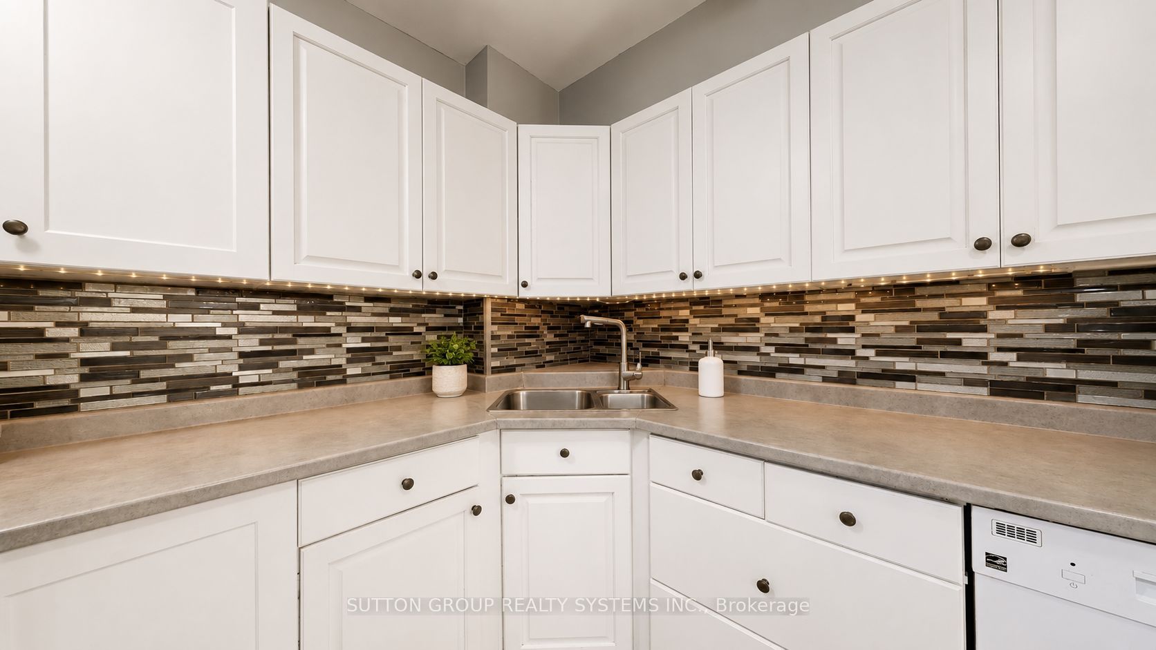 85 Emmett Avenue 1811 Property Photo 6